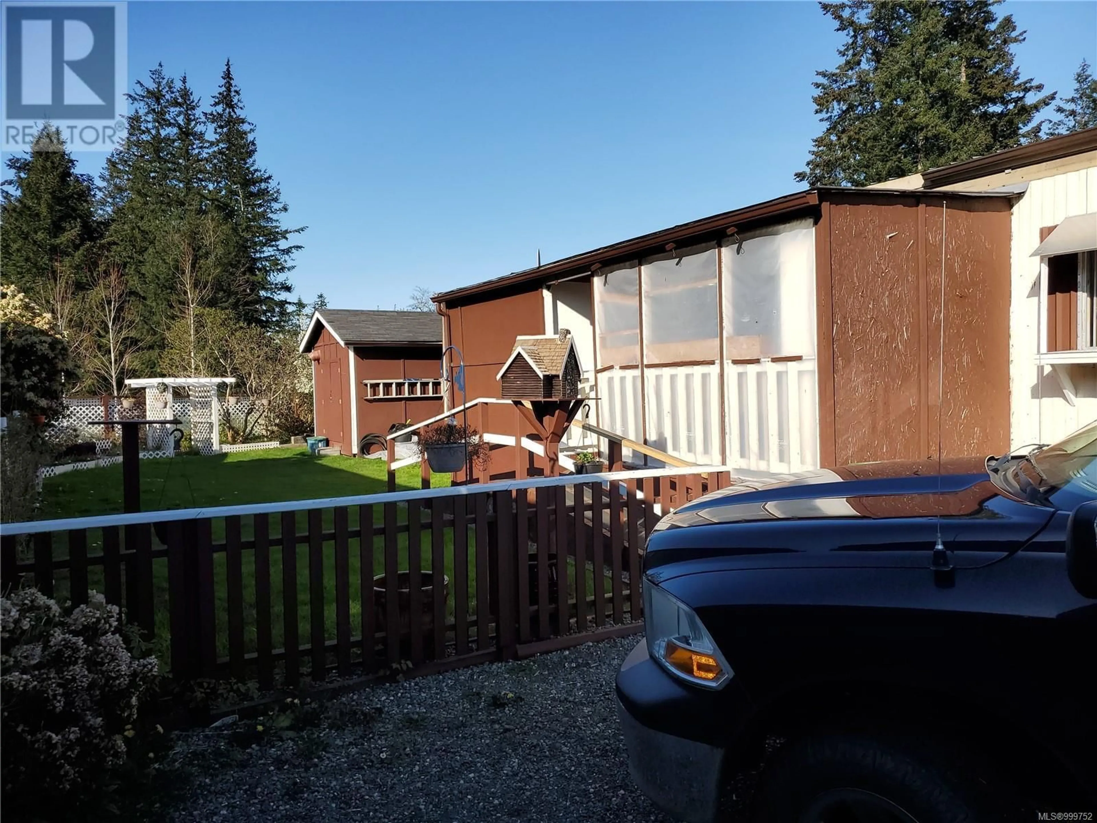 A pic from outside/outdoor area/front of a property/back of a property/a pic from drone, mountain view for 304 - 3120 ISLAND HIGHWAY NORTH, Campbell River British Columbia V9W5G1