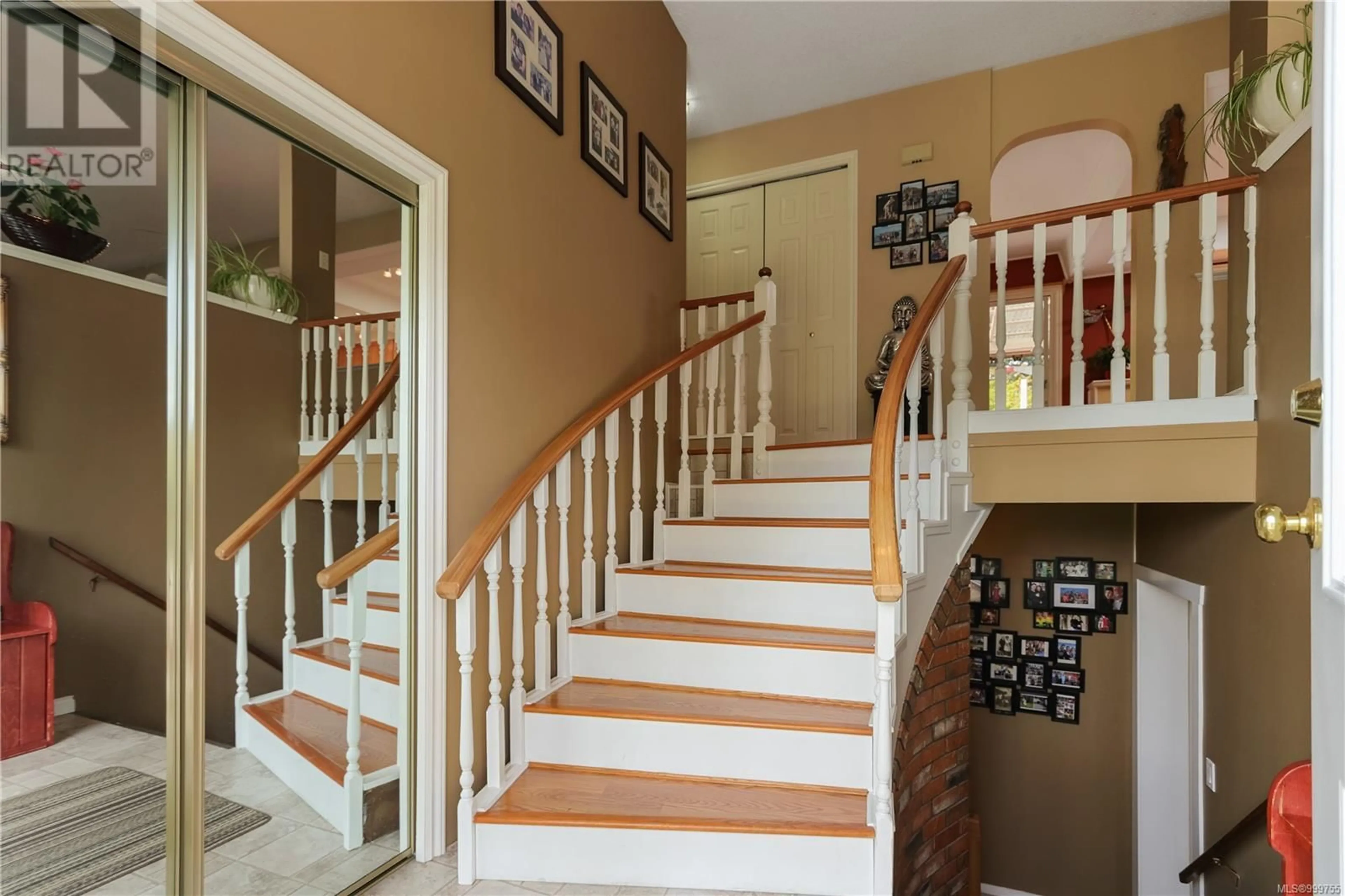 Indoor foyer for 3381 BOURNEMOUTH ROAD, Nanaimo British Columbia V9T4B3
