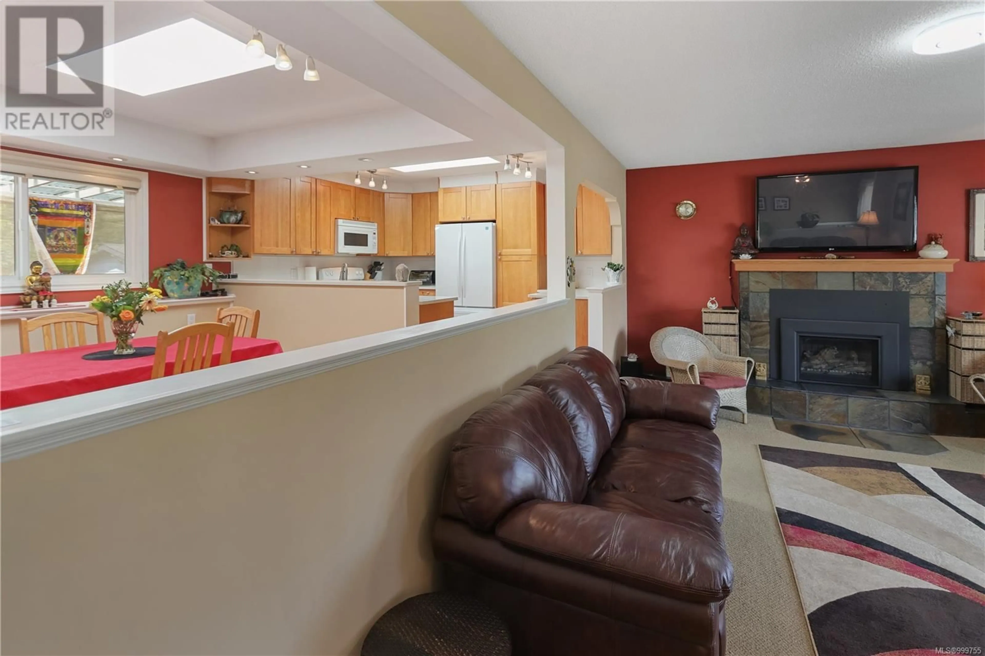 Living room with furniture, ceramic/tile floor for 3381 BOURNEMOUTH ROAD, Nanaimo British Columbia V9T4B3