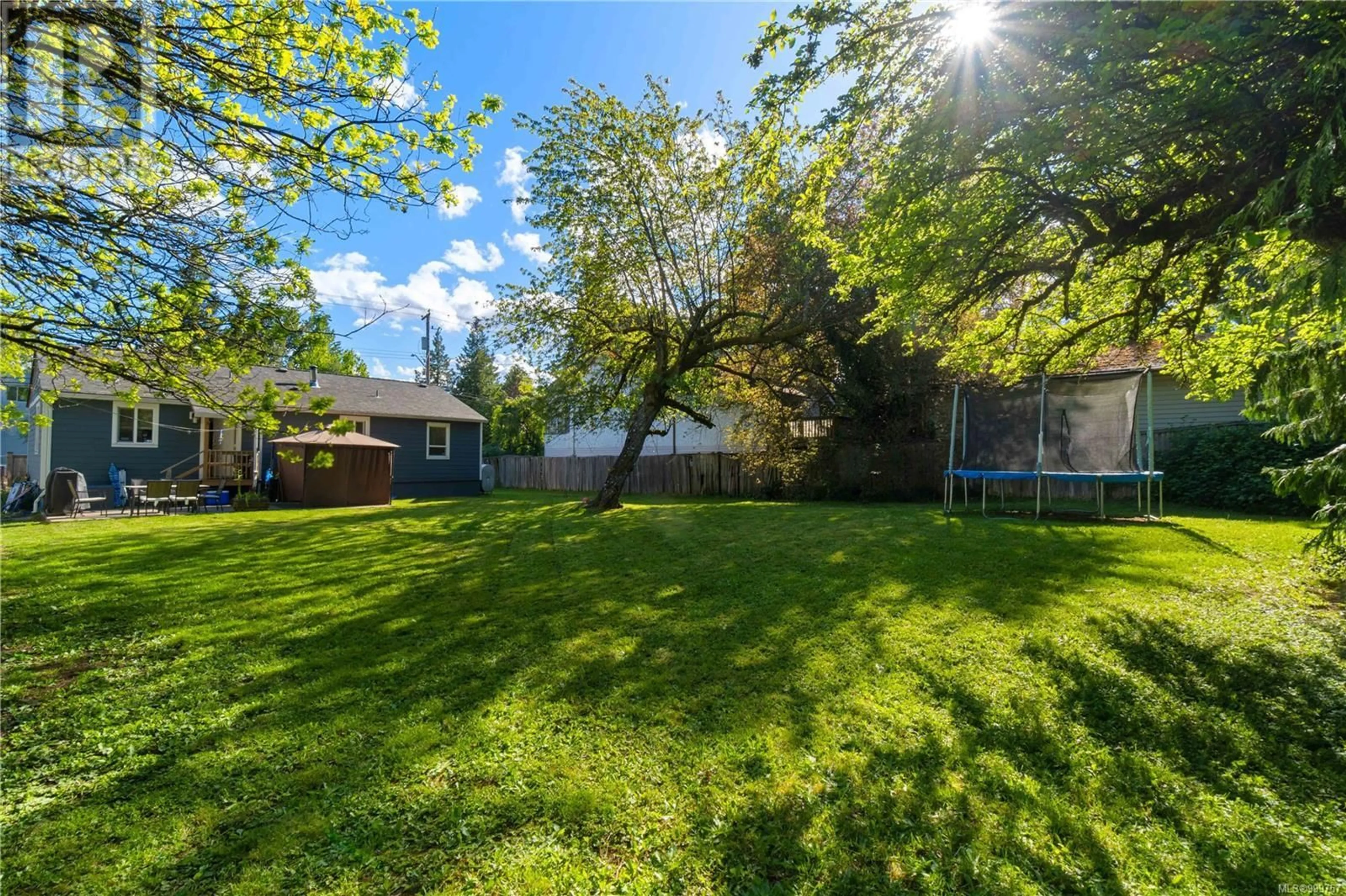 A pic from outside/outdoor area/front of a property/back of a property/a pic from drone, street for 514 SIXTH STREET, Nanaimo British Columbia V9R1J6