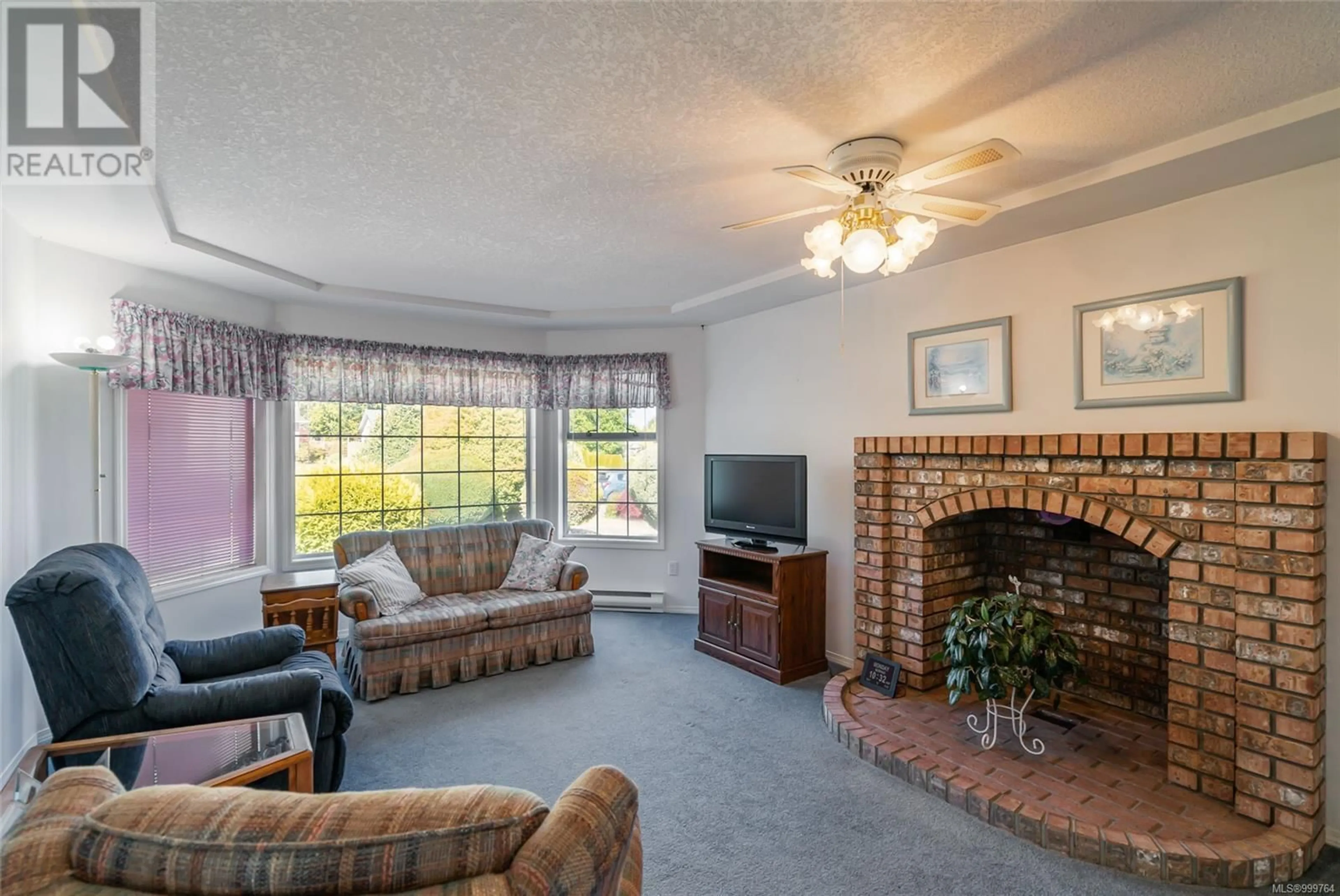 Living room with furniture, unknown for 545 DALMATIAN DRIVE, Parksville British Columbia V9P1Y4