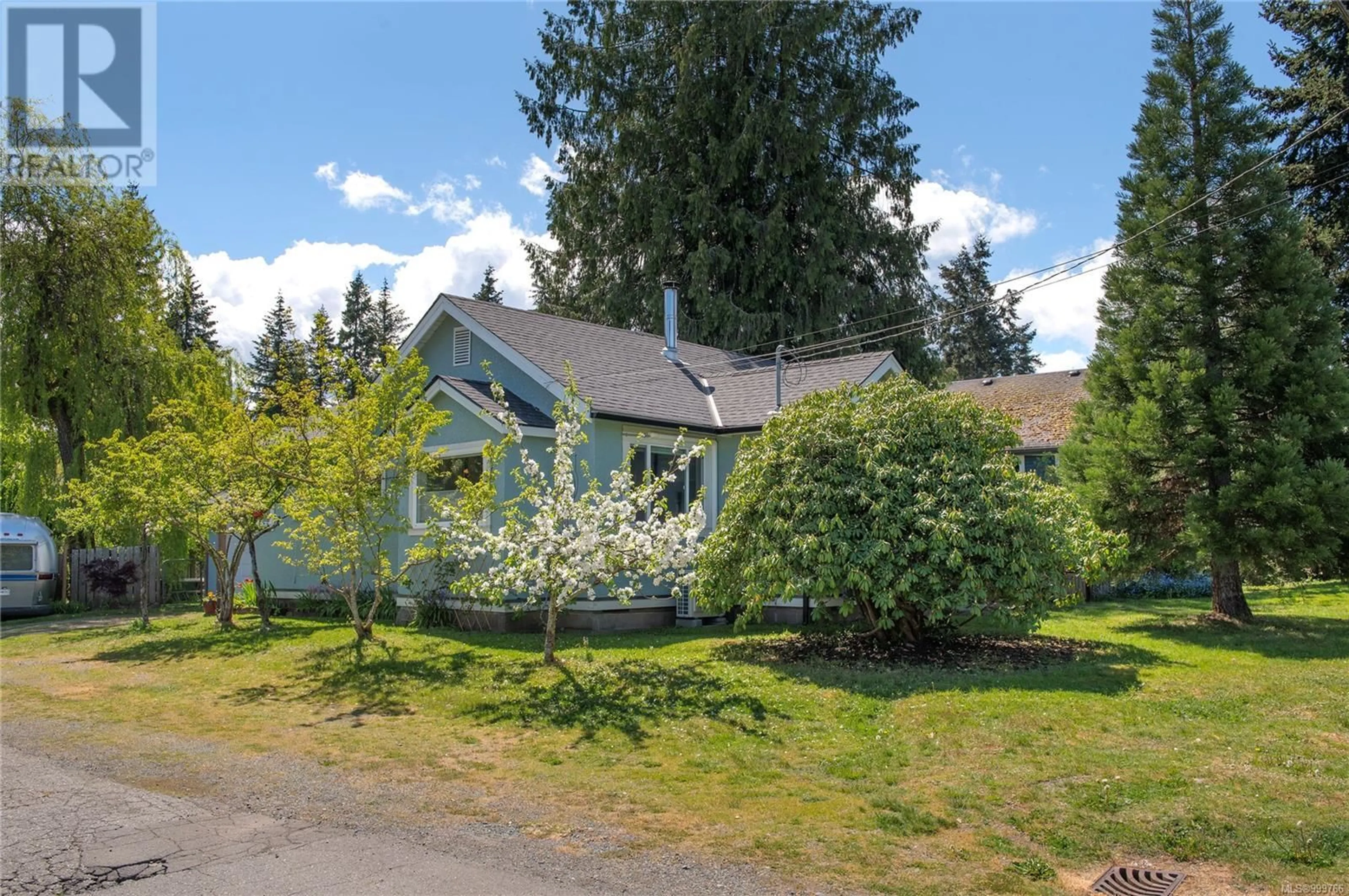 A pic from outside/outdoor area/front of a property/back of a property/a pic from drone, street for 2757 ALLEN AVENUE, Cumberland British Columbia V0R1S0