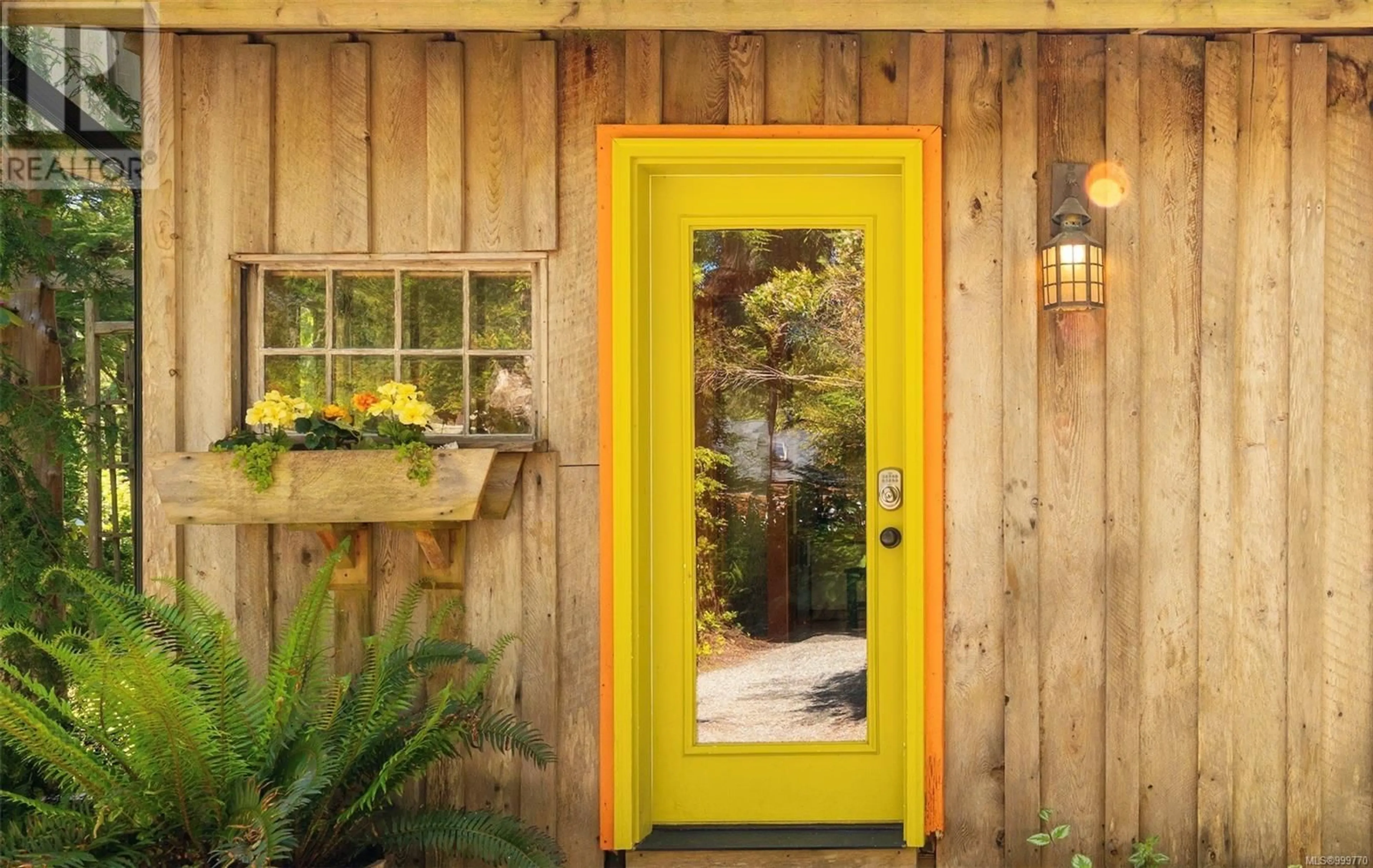 Indoor entryway for 1076 PACIFIC RIM HIGHWAY, Tofino British Columbia V0R2Z0
