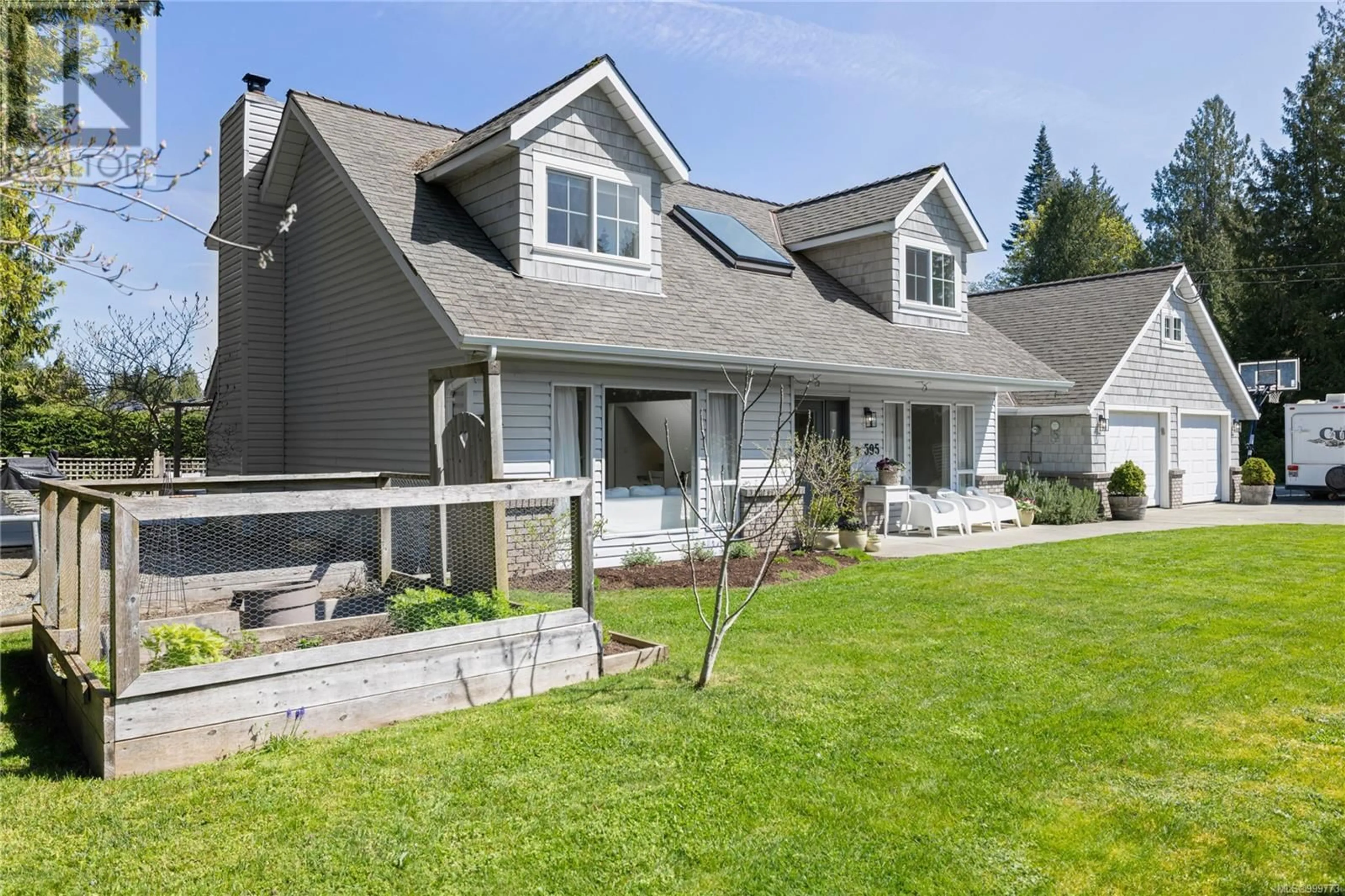 Home with vinyl exterior material, street for 595 EAGLECREST DRIVE, Qualicum Beach British Columbia V9K1E4