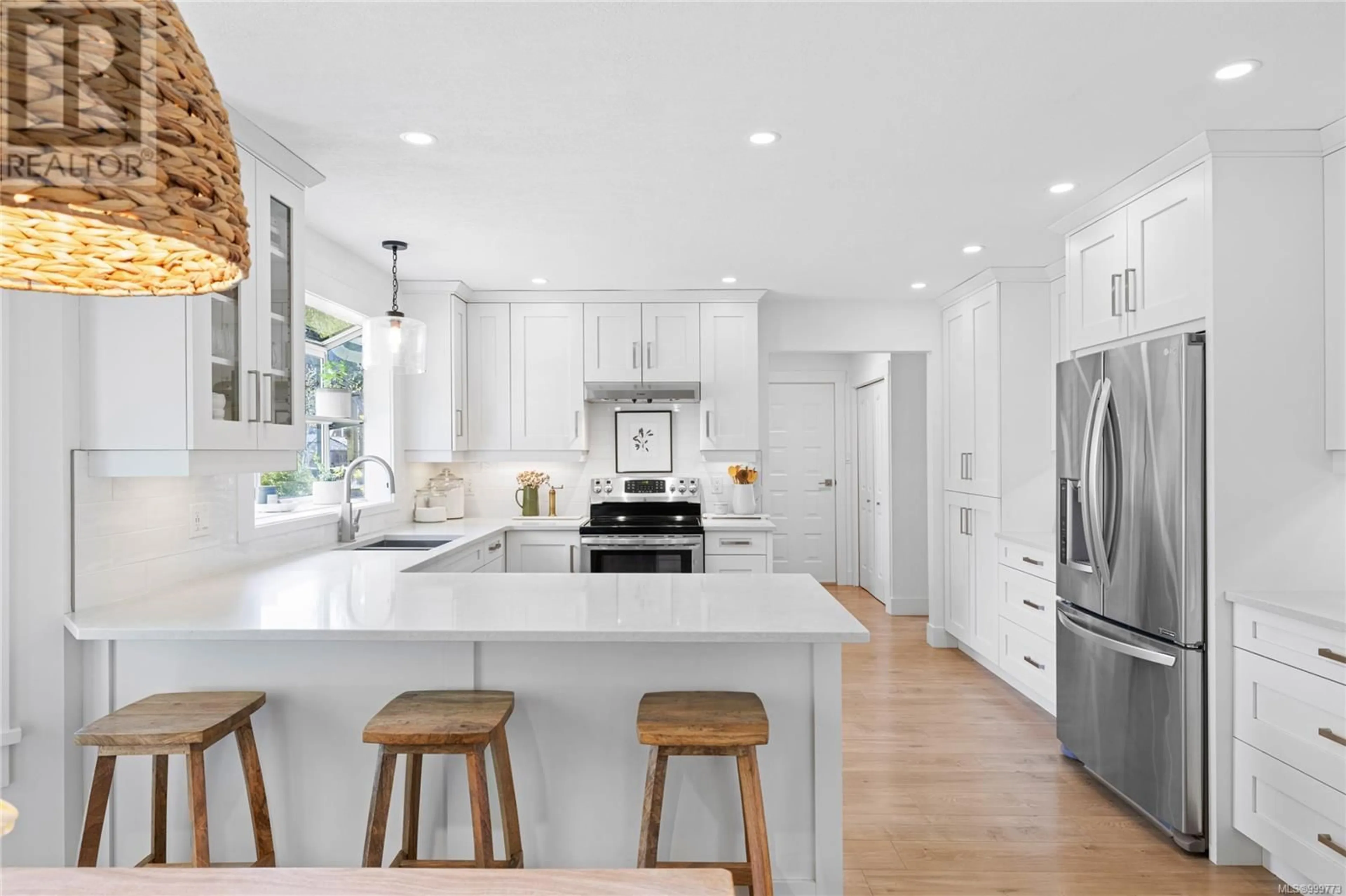 Open concept kitchen, ceramic/tile floor for 595 EAGLECREST DRIVE, Qualicum Beach British Columbia V9K1E4
