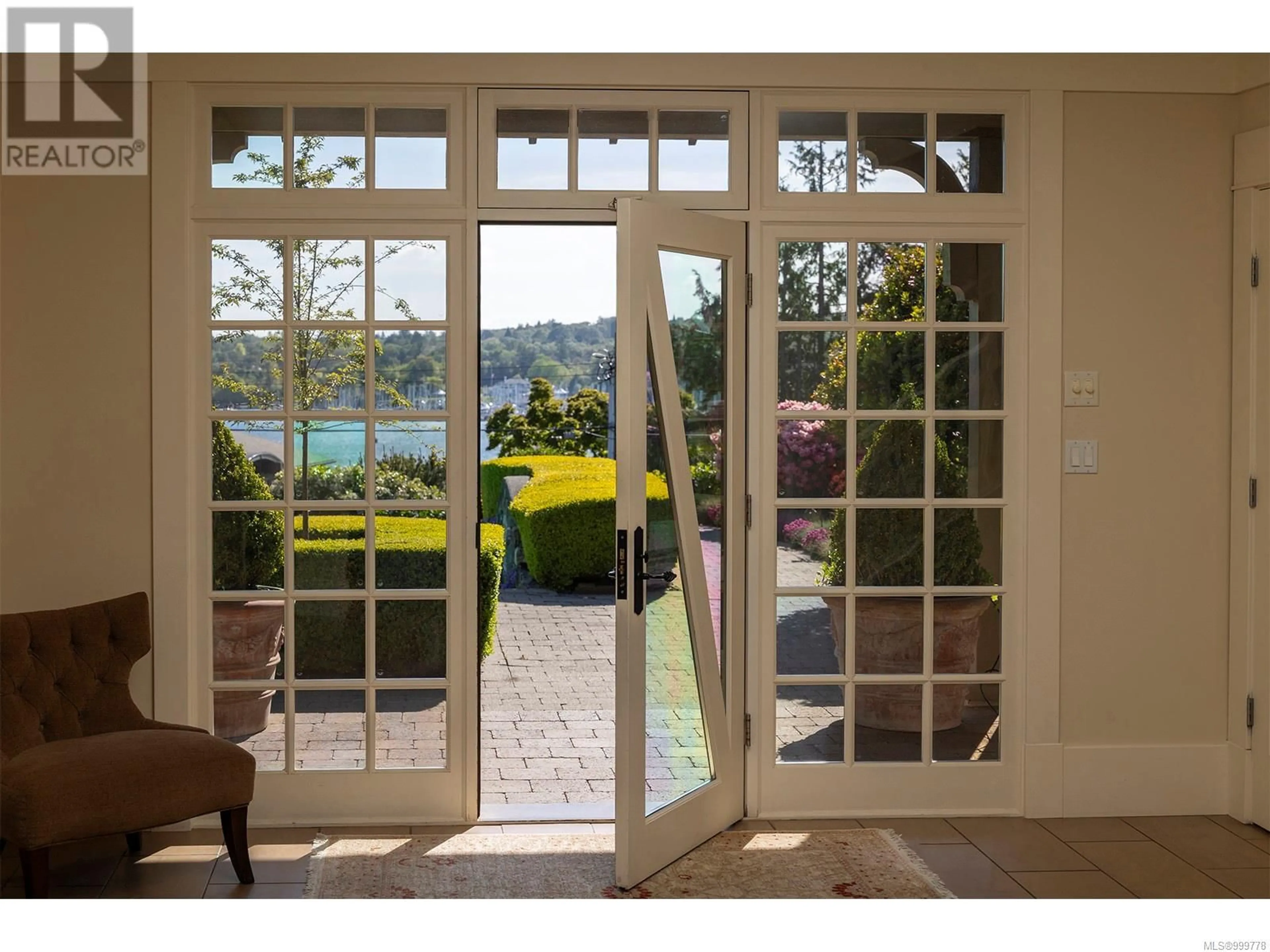 Indoor entryway for 2766 SEA VIEW ROAD, Saanich British Columbia V8N1K8