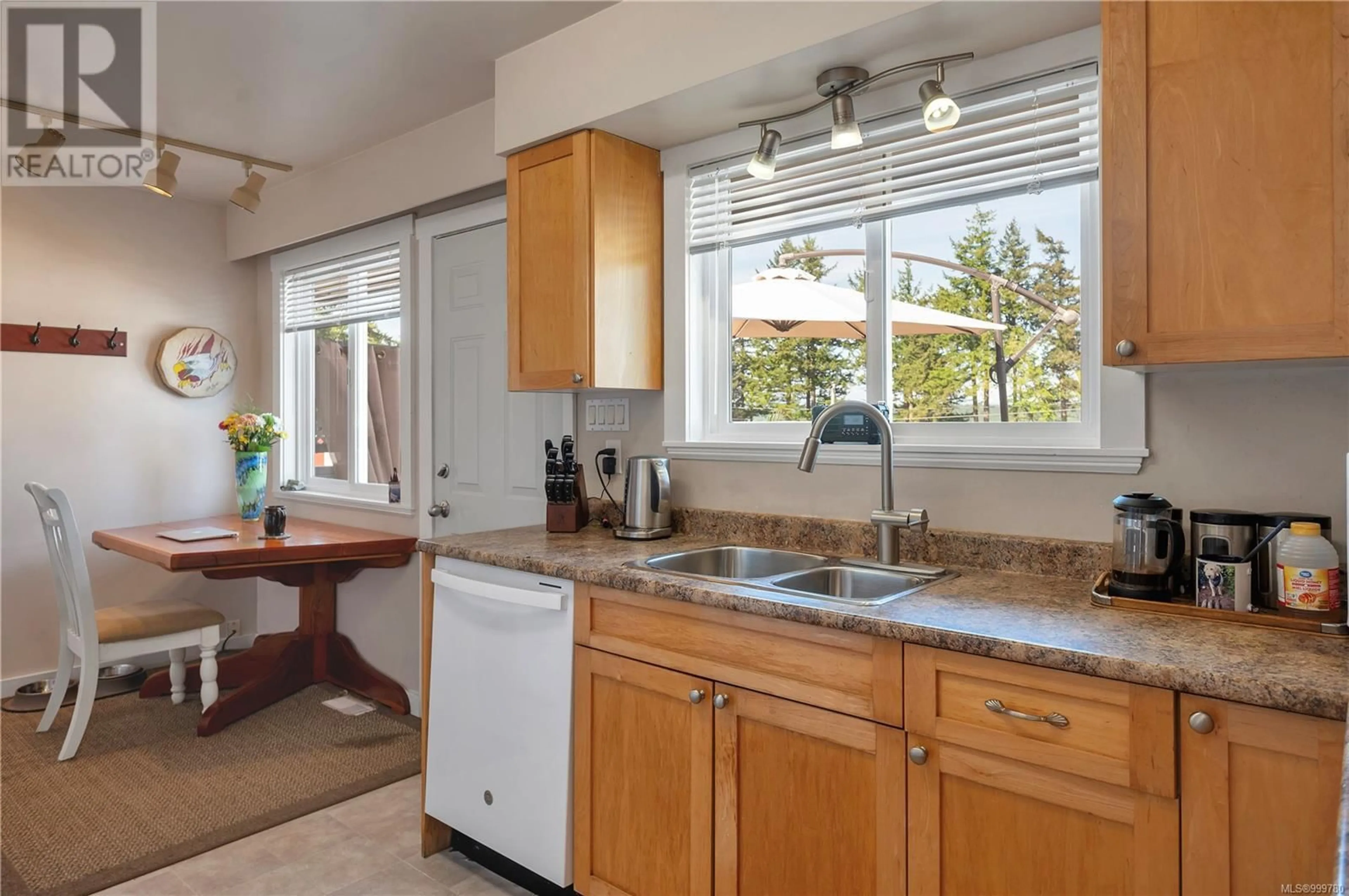 Standard kitchen, ceramic/tile floor for 87 OCEAN VIEW ROAD, Campbell River British Columbia V9W1W9