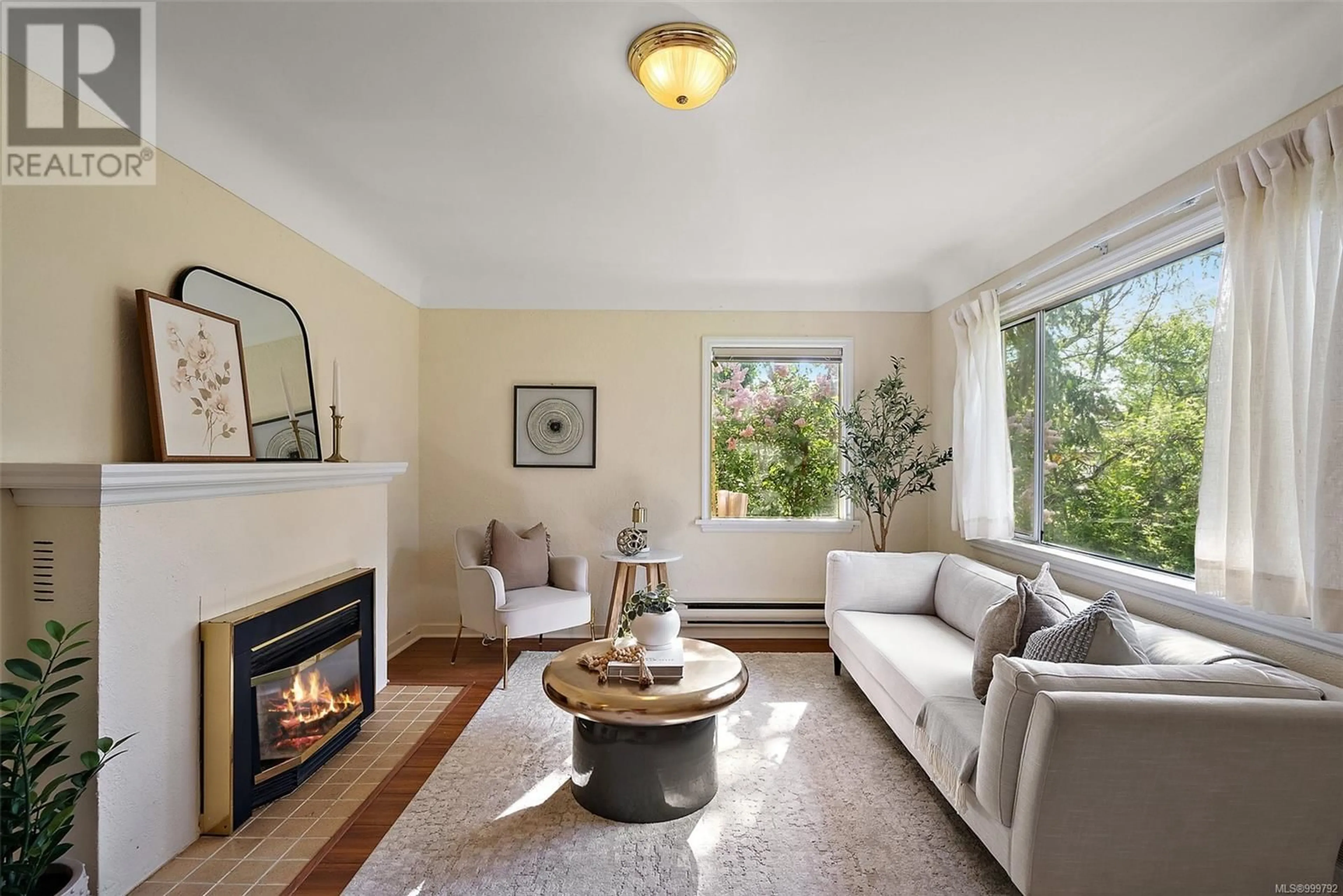 Living room with furniture, unknown for 796 CANTERBURY ROAD, Saanich British Columbia V8X3E3