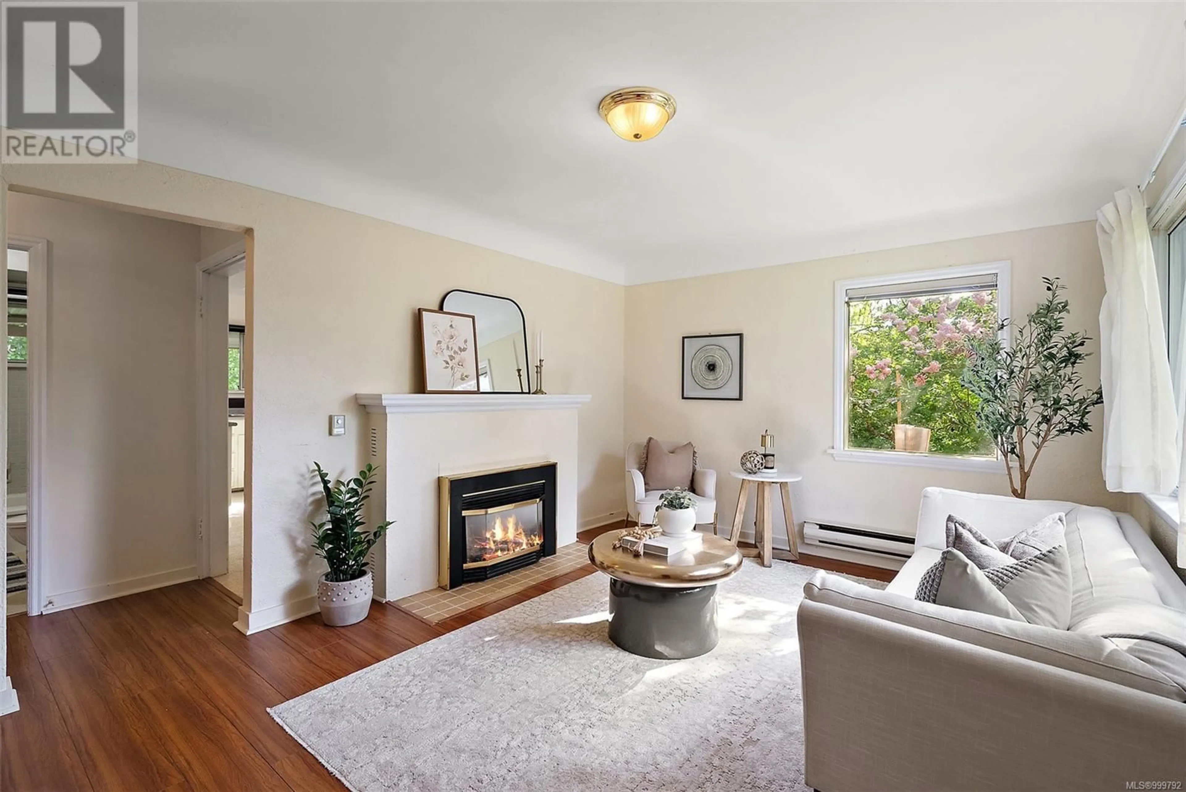 Living room with furniture, unknown for 796 CANTERBURY ROAD, Saanich British Columbia V8X3E3