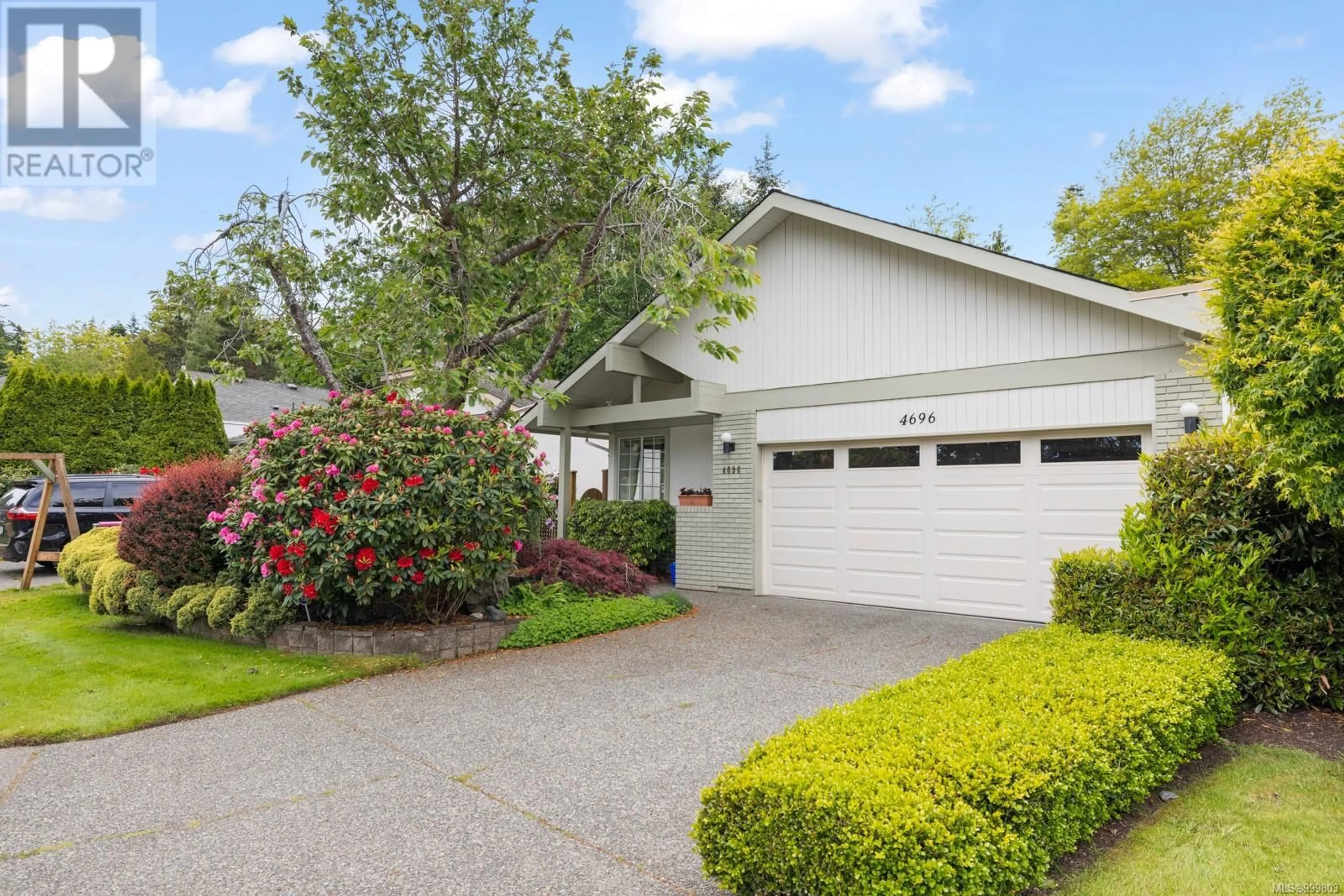 Home with vinyl exterior material, street for 4696 SCOTTSWOOD PLACE, Saanich British Columbia V8Y2Y1