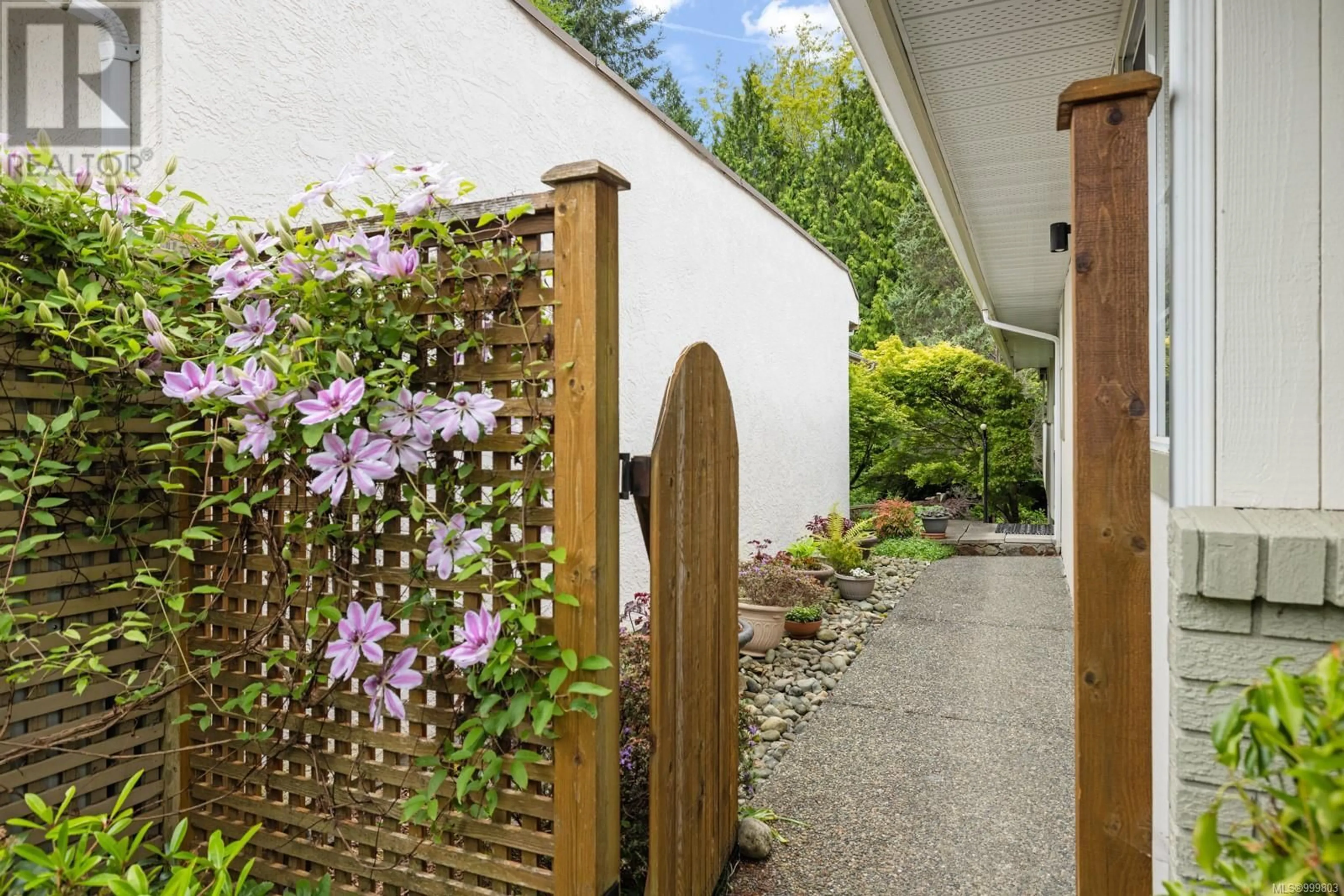 Patio, street for 4696 SCOTTSWOOD PLACE, Saanich British Columbia V8Y2Y1