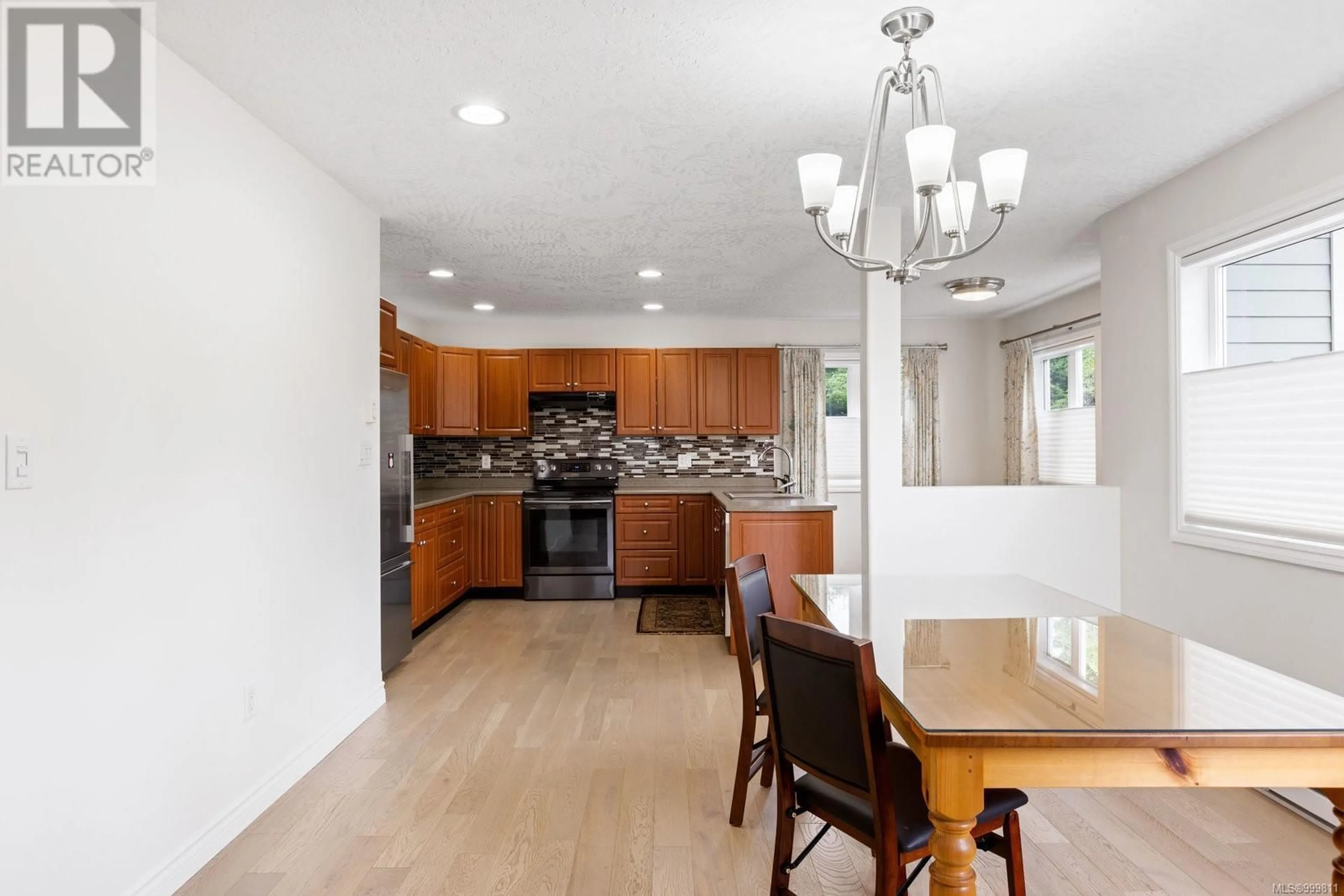 Open concept kitchen, ceramic/tile floor for 2411 OAKVILLE AVENUE, Sidney British Columbia V8L1V8