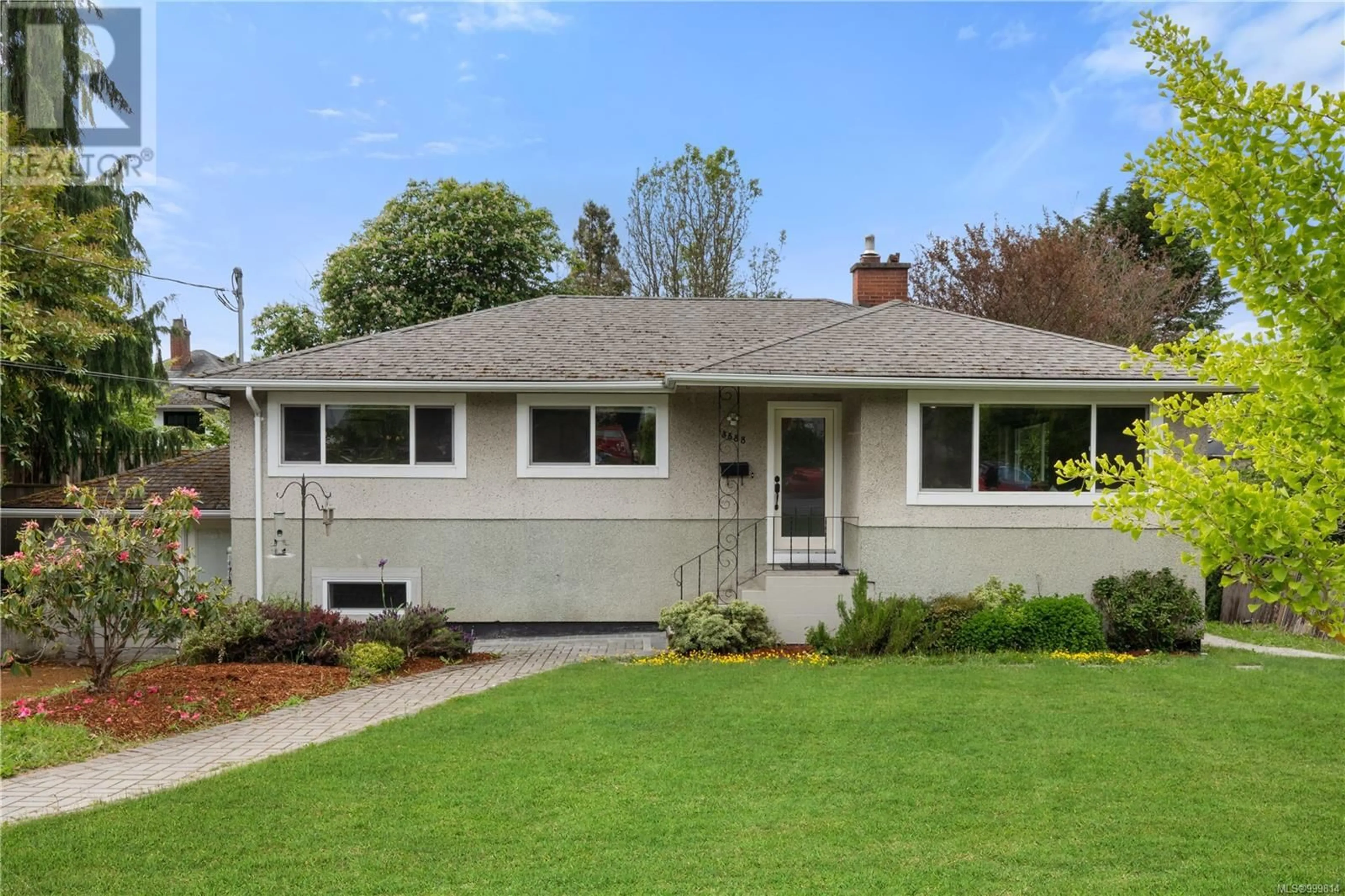 Home with vinyl exterior material, street for 3588 SAVANNAH AVENUE, Saanich British Columbia V8X1S7