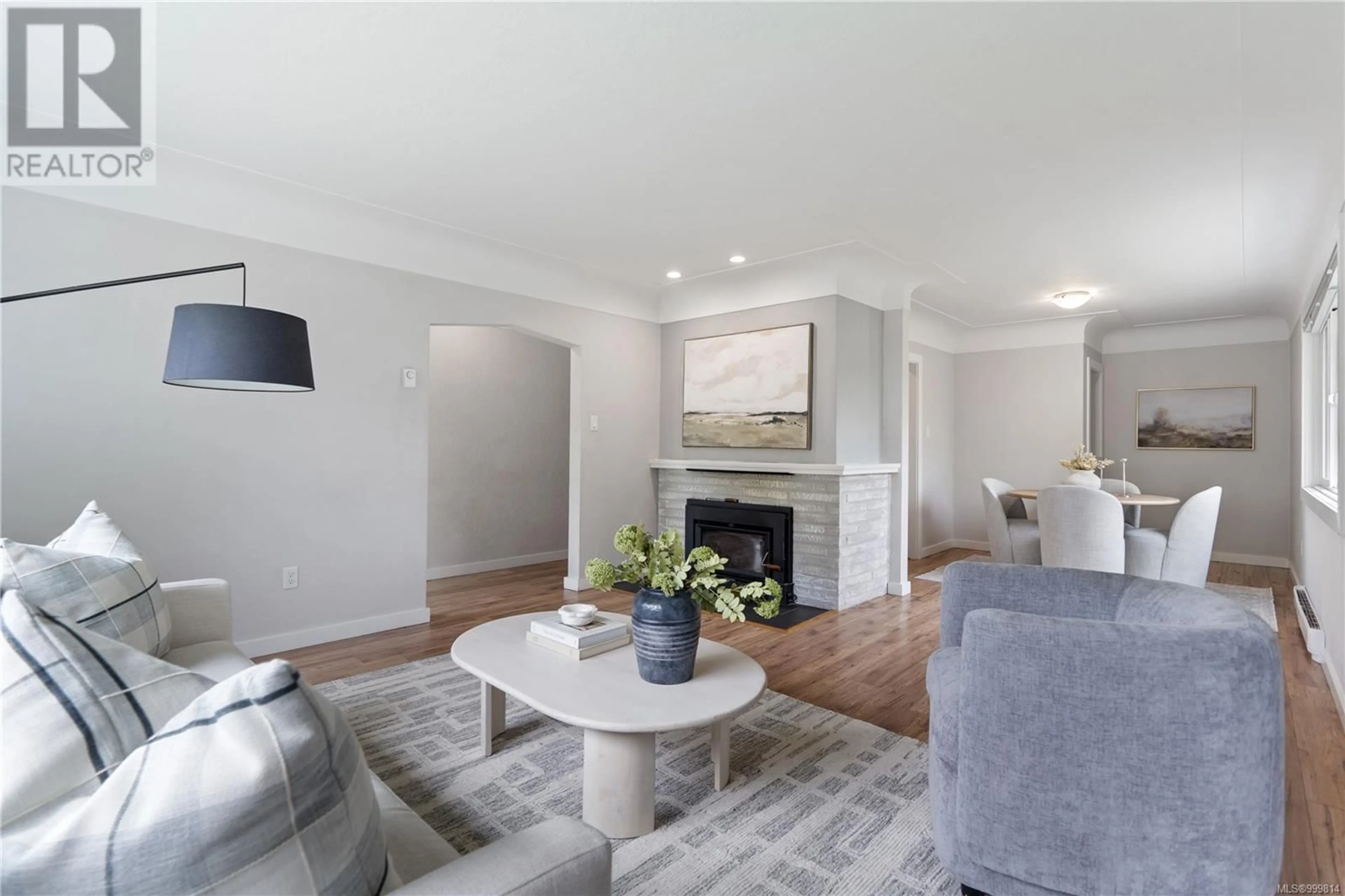 Living room with furniture, unknown for 3588 SAVANNAH AVENUE, Saanich British Columbia V8X1S7
