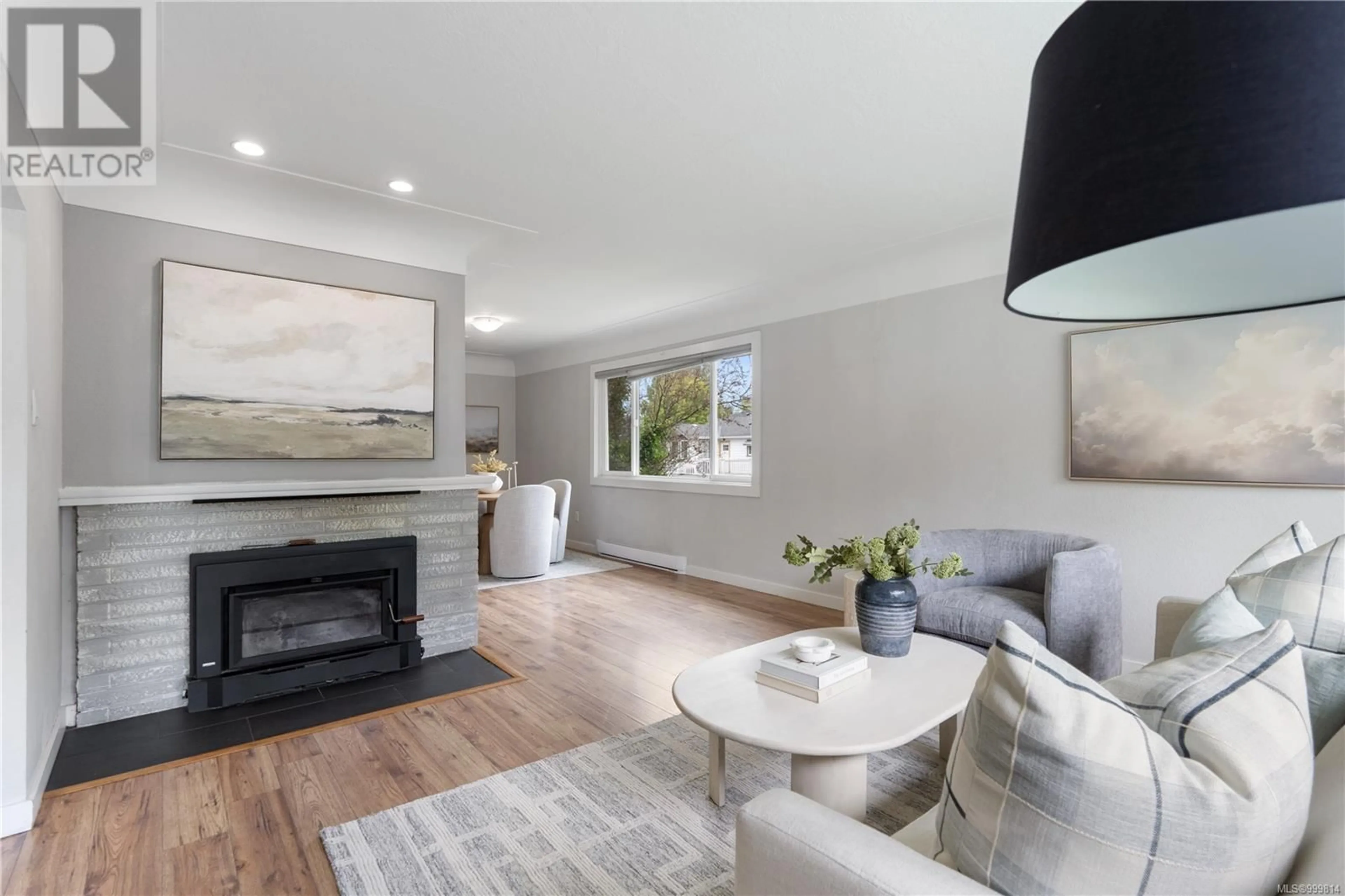 Living room with furniture, wood/laminate floor for 3588 SAVANNAH AVENUE, Saanich British Columbia V8X1S7