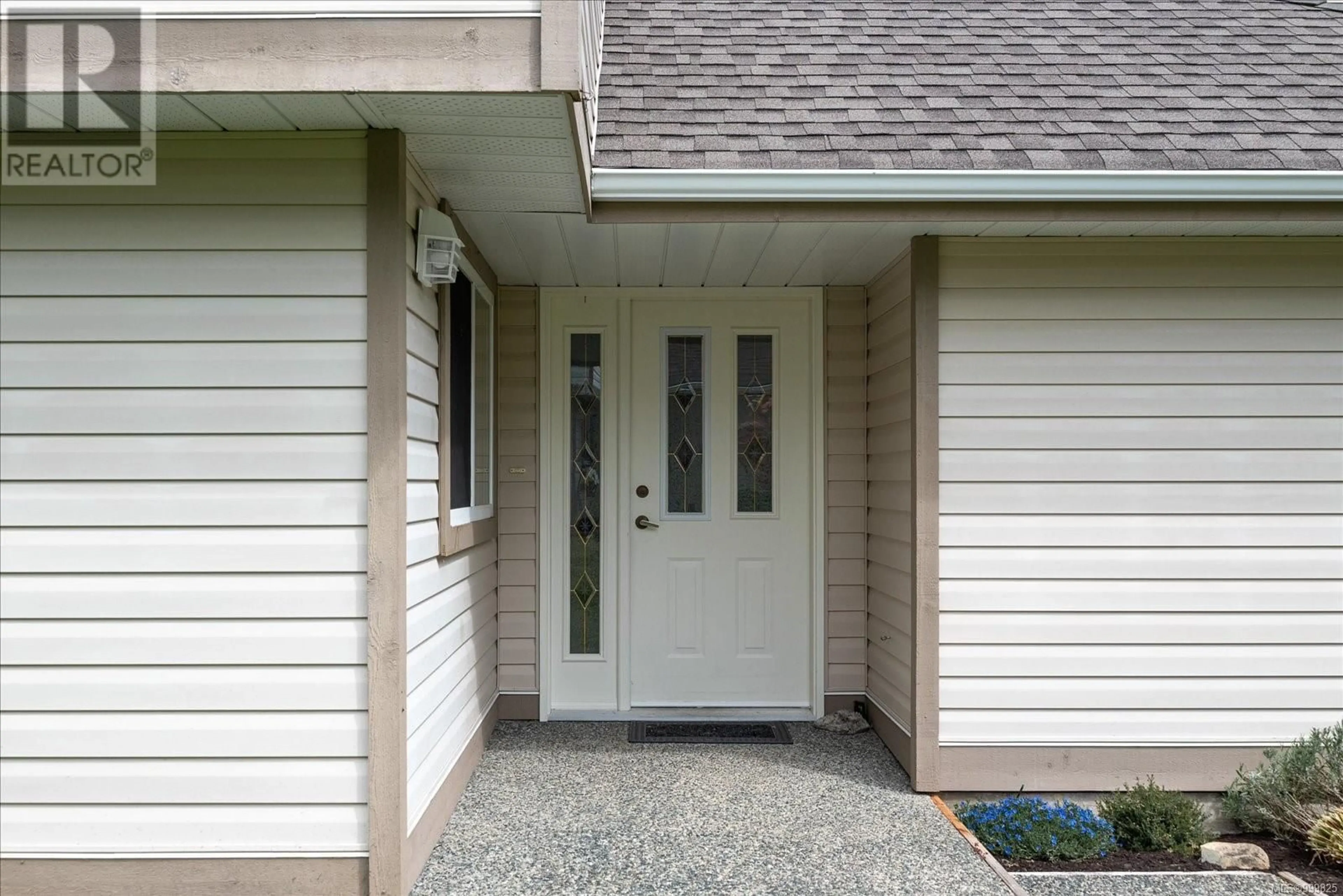 Home with vinyl exterior material, street for 17 - 460 SCHLEY PLACE, Qualicum Beach British Columbia V9K2M4