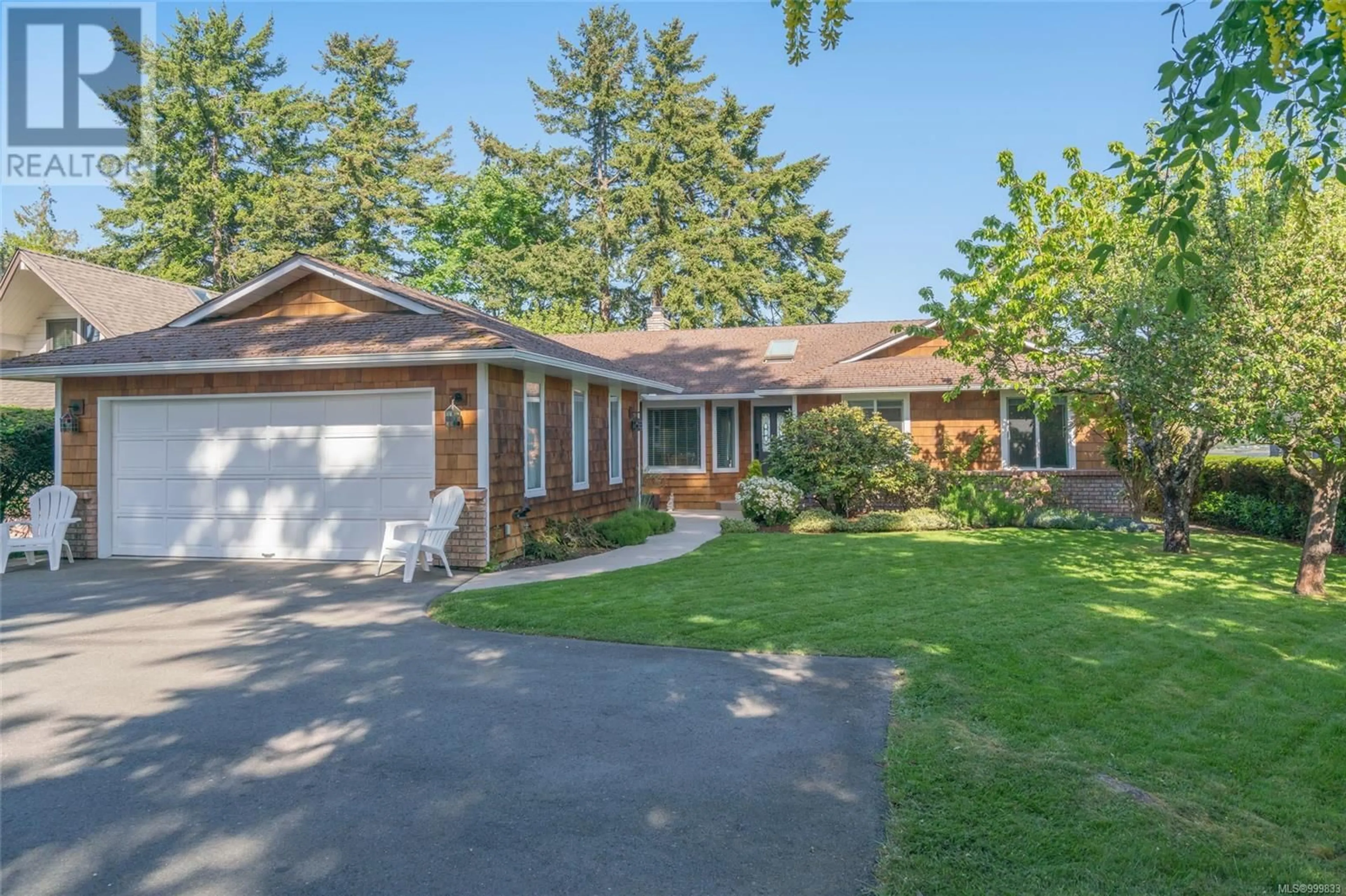 A pic from outside/outdoor area/front of a property/back of a property/a pic from drone, street for 428 DOGWOOD STREET NORTH, Parksville British Columbia V9P1C6