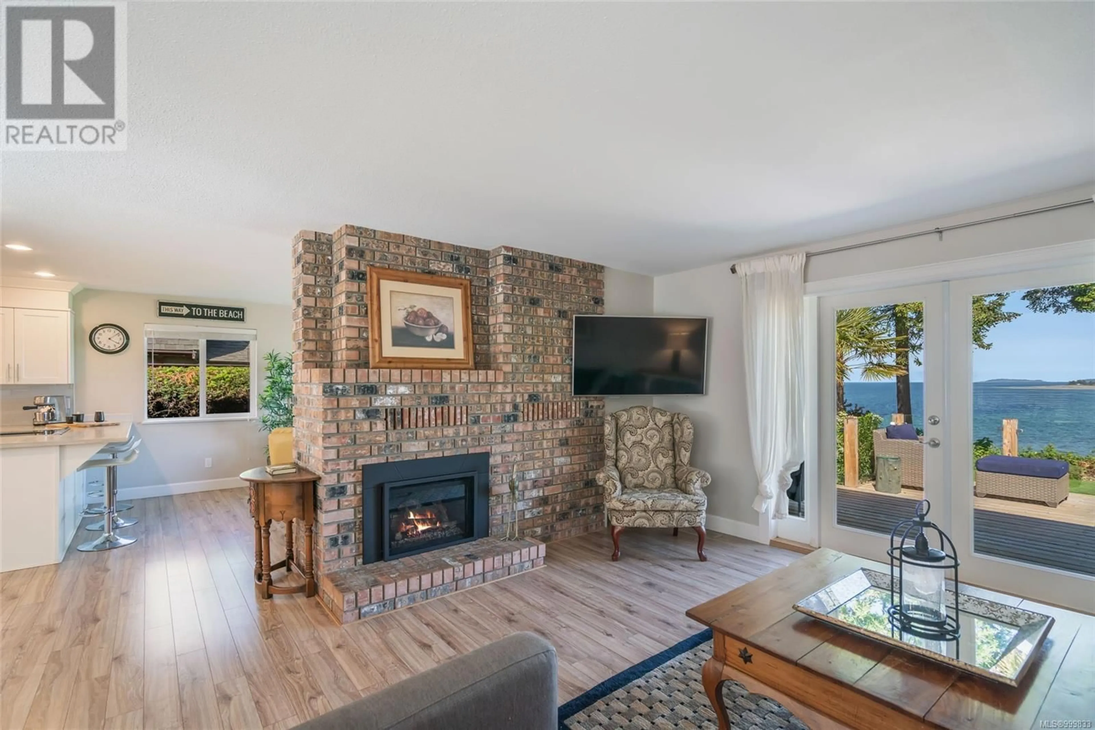 Living room with furniture, unknown for 428 DOGWOOD STREET NORTH, Parksville British Columbia V9P1C6