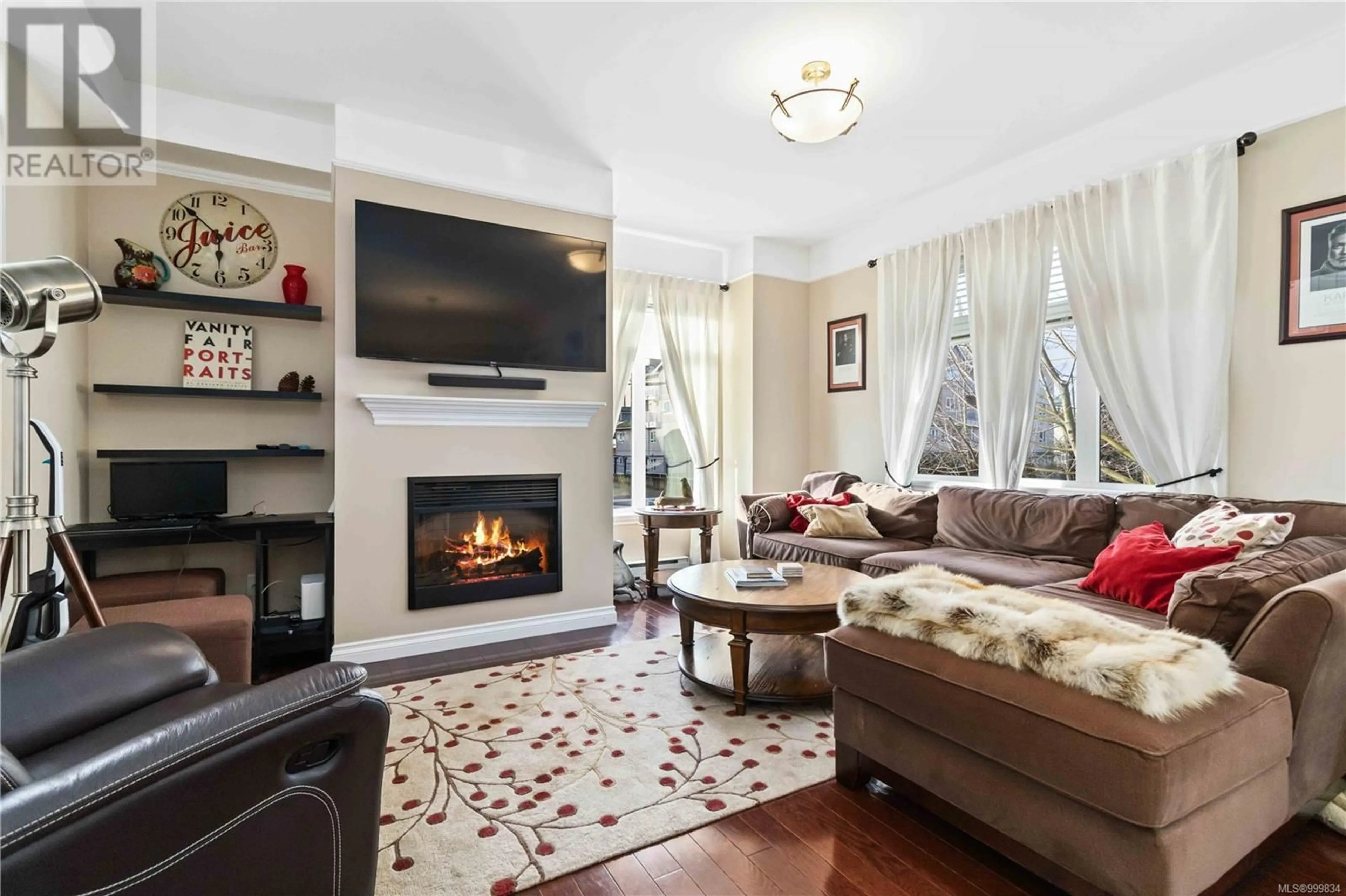 Living room with furniture, unknown for 1 - 920 CALEDONIA AVENUE, Victoria British Columbia V8T1E8
