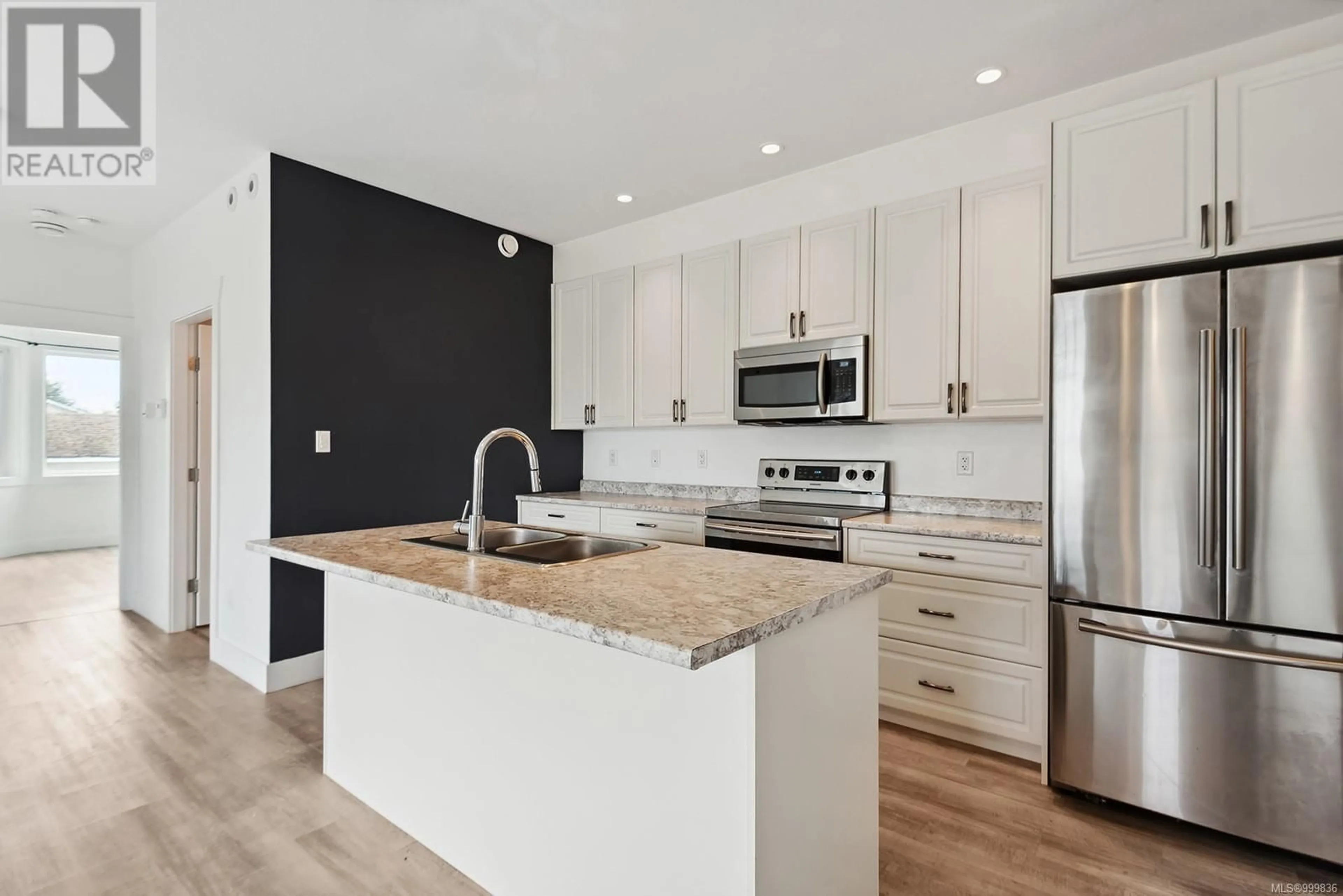 Open concept kitchen, wood/laminate floor for 3 - 2886 OAK STREET, Chemainus British Columbia V0R1K1
