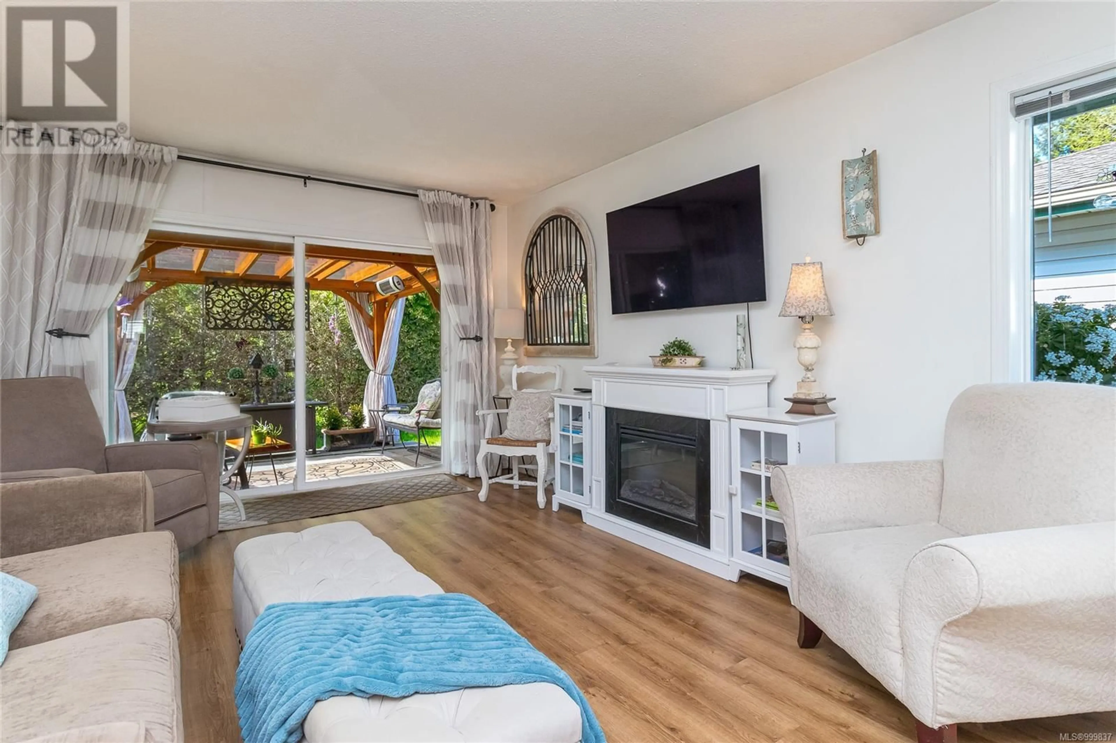 Living room with furniture, wood/laminate floor for 1 - 441 GAIL PLACE, Nanaimo British Columbia V9R5W4