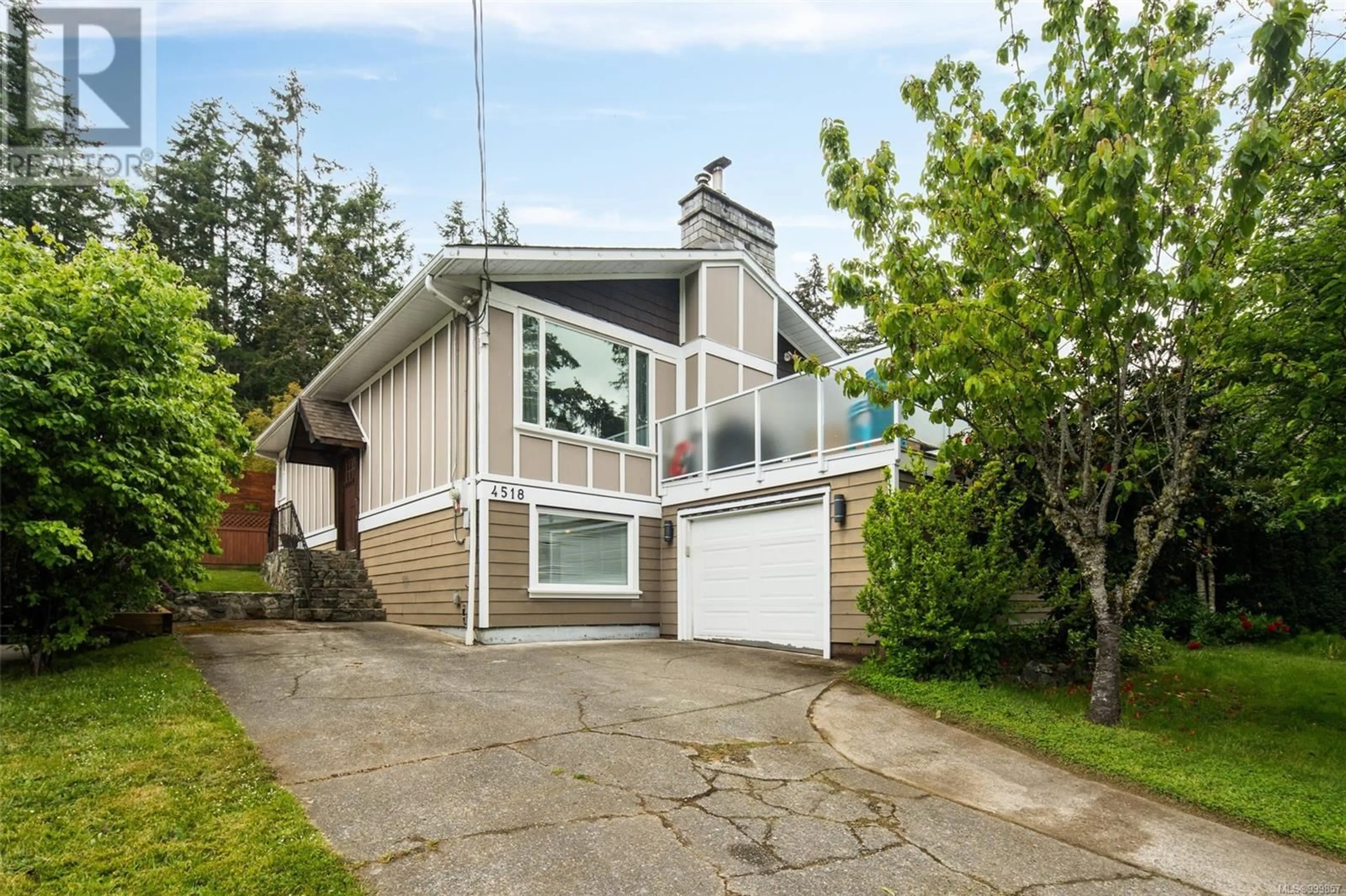 Home with vinyl exterior material, street for 4518 HUGHES ROAD, Saanich British Columbia V9E2B8