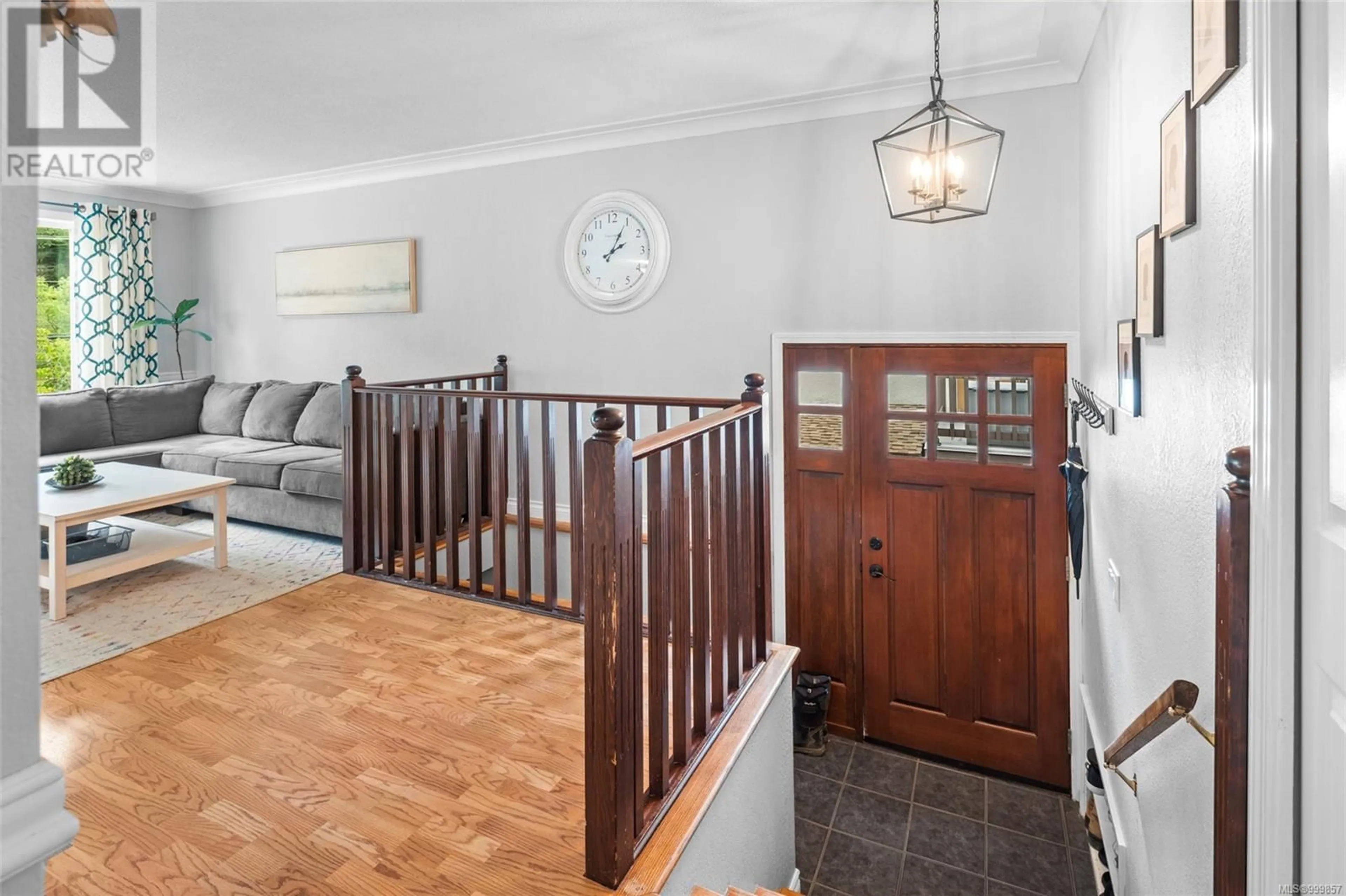 Indoor foyer for 4518 HUGHES ROAD, Saanich British Columbia V9E2B8