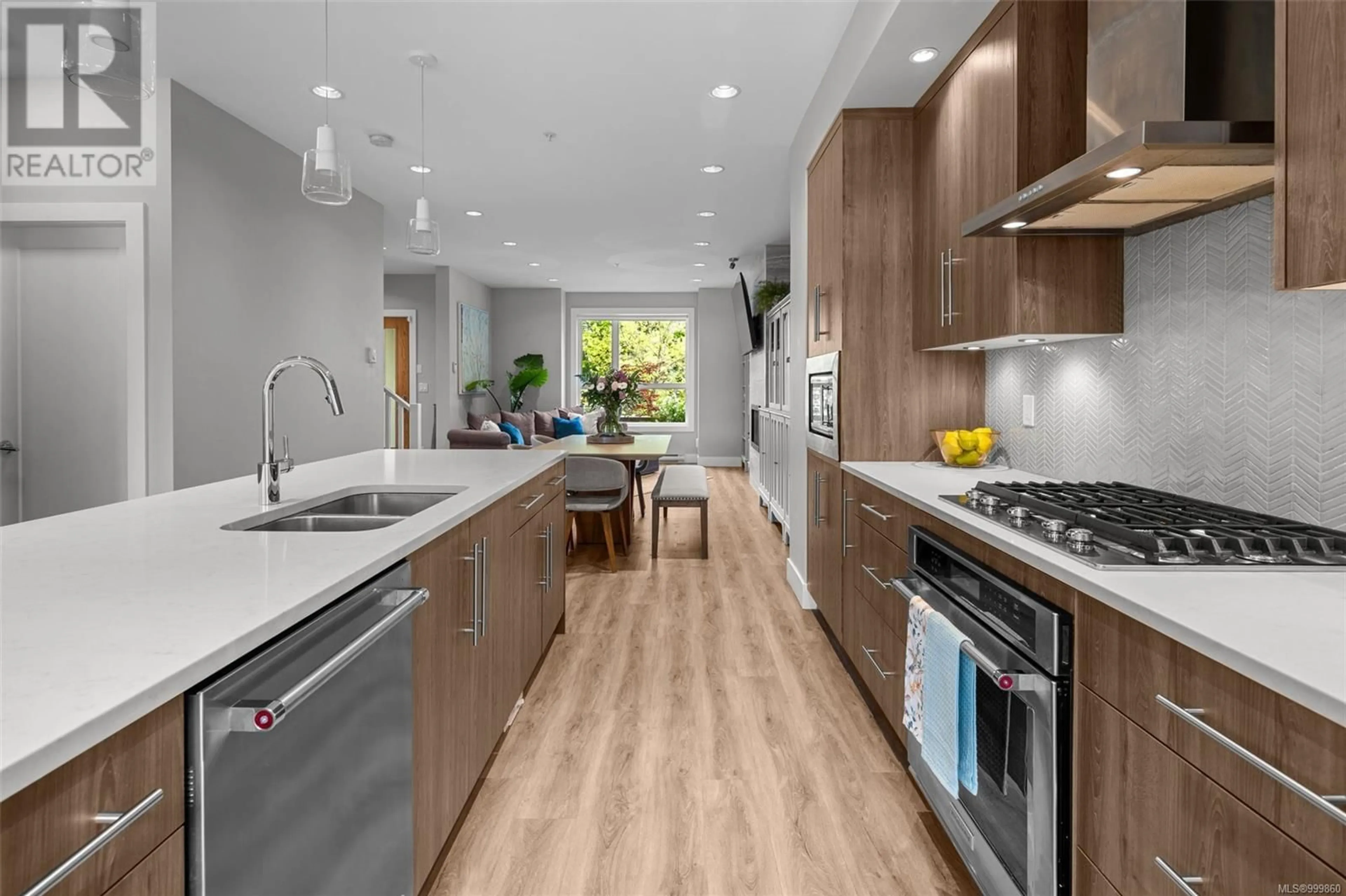 Contemporary kitchen, unknown for 7884 LOCHSIDE DRIVE, Central Saanich British Columbia V8M2B9