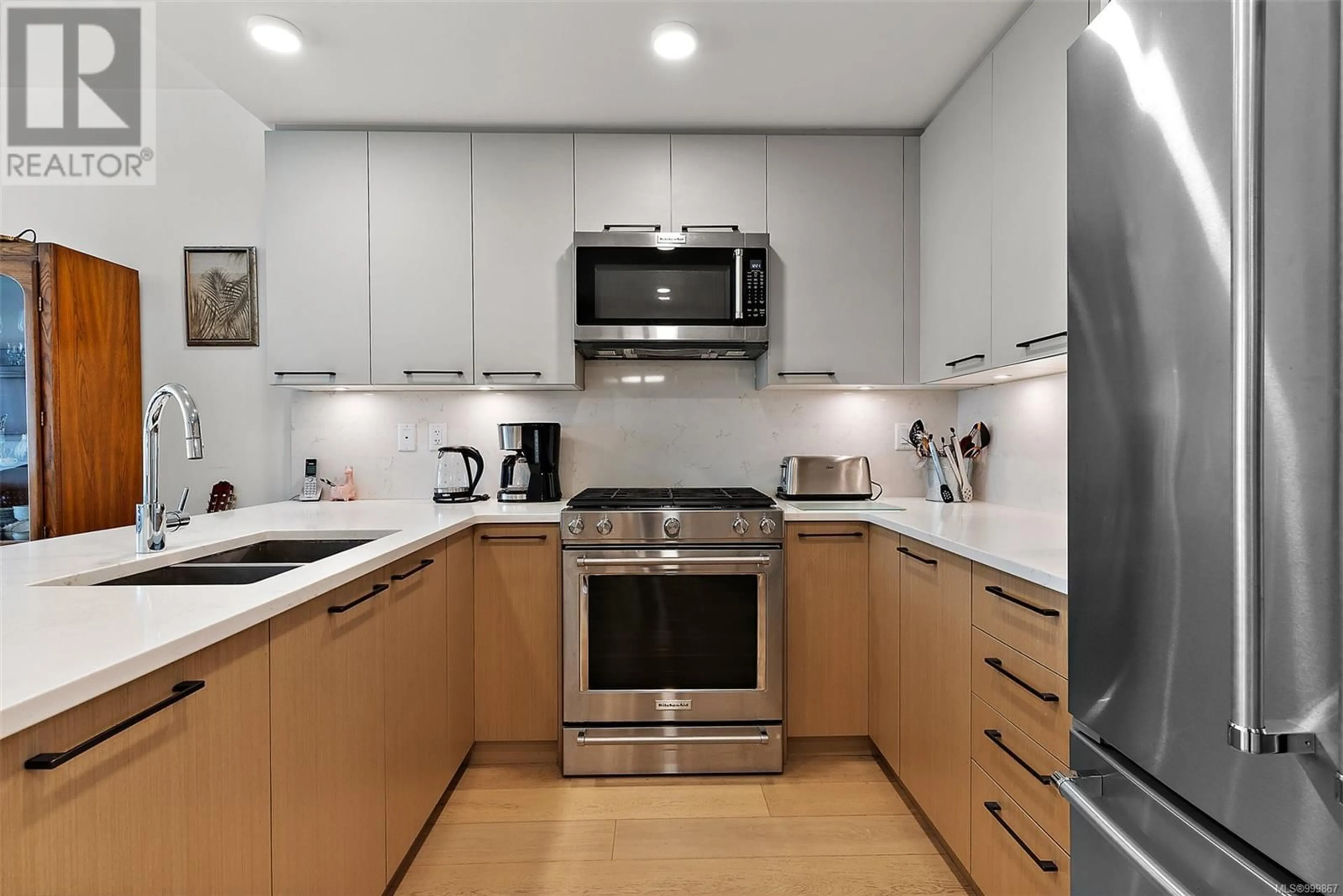 Standard kitchen, unknown for 305 - 7162 WEST SAANICH ROAD, Central Saanich British Columbia V8M1P6
