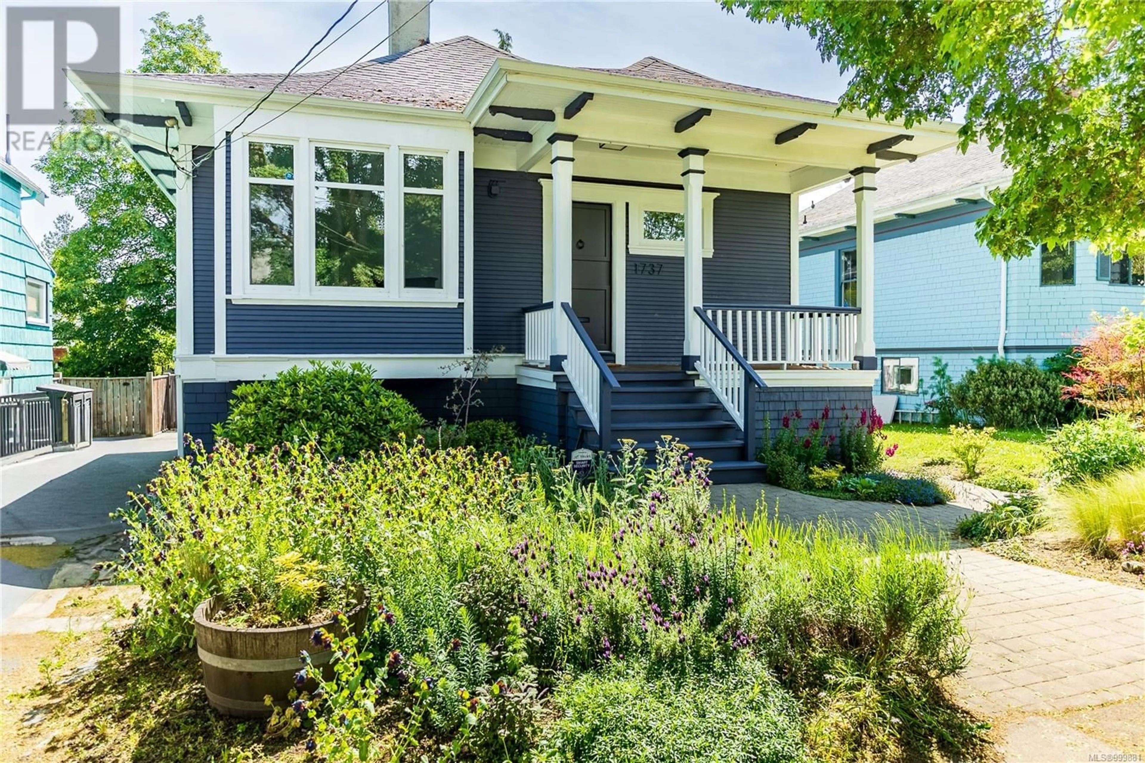 Home with vinyl exterior material, street for 1737 BANK STREET, Victoria British Columbia V8R4V7