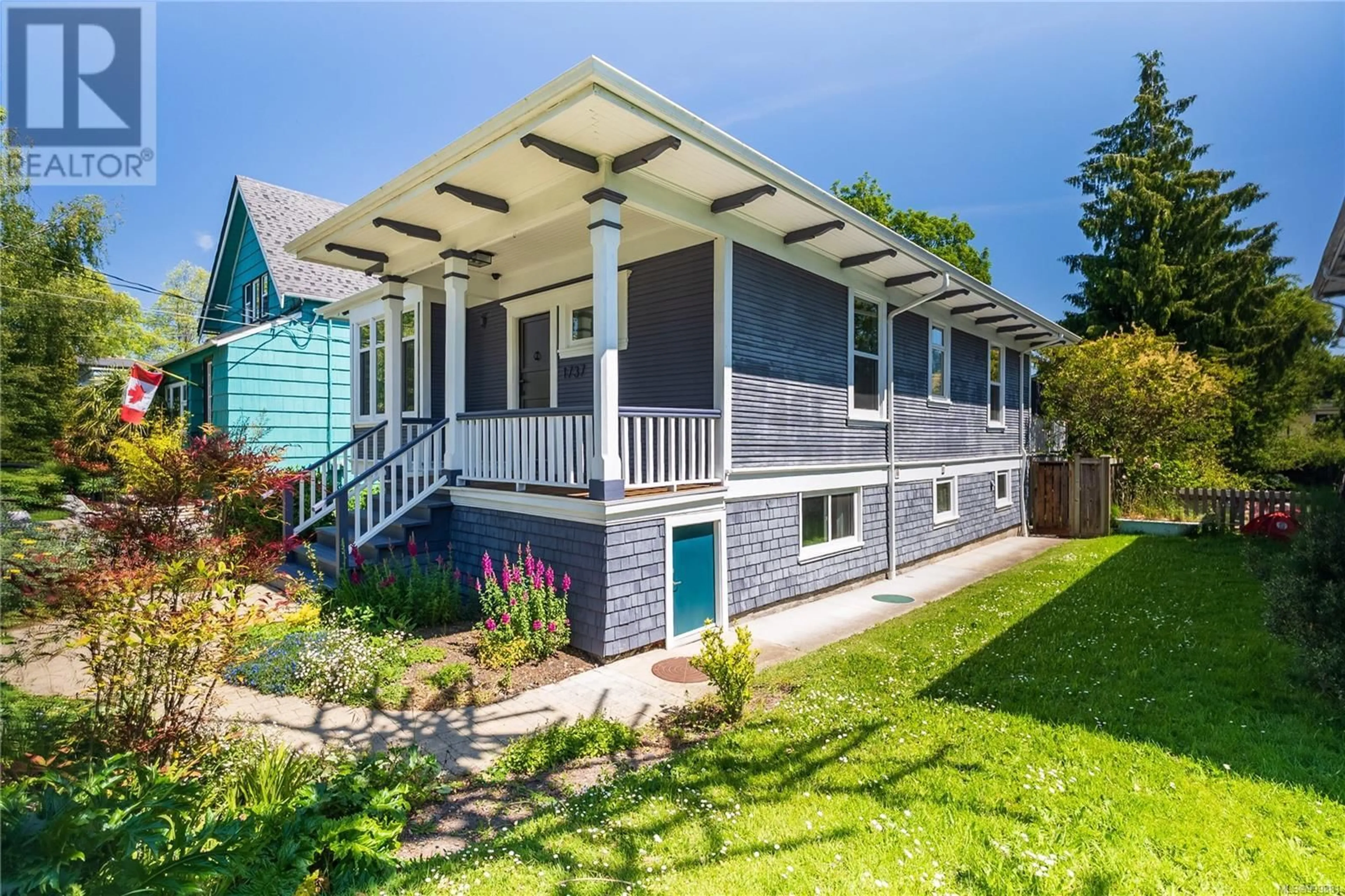 Home with vinyl exterior material, street for 1737 BANK STREET, Victoria British Columbia V8R4V7