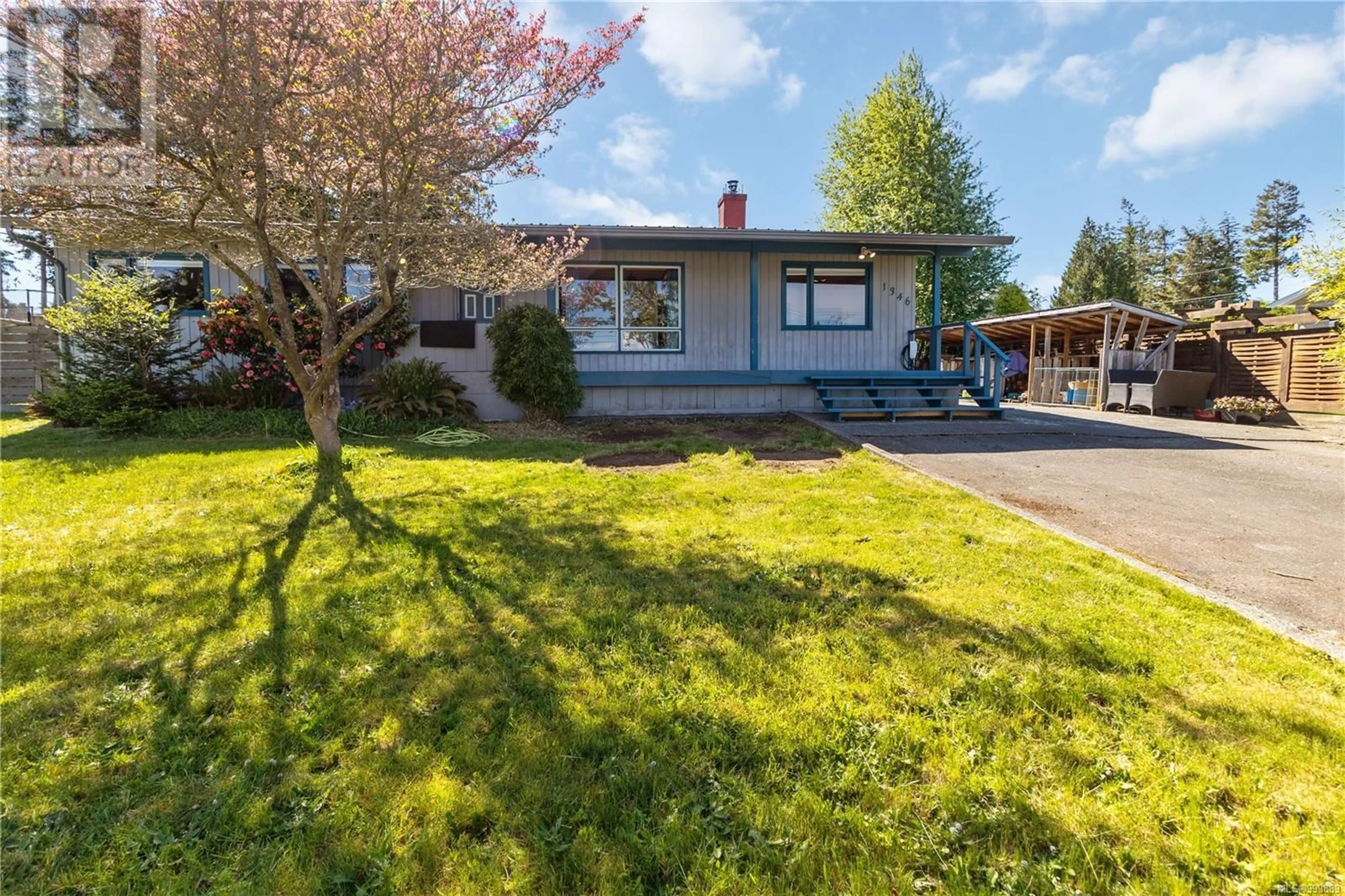 Home with vinyl exterior material, street for 1346 GALERNO ROAD, Campbell River British Columbia V9W1J9