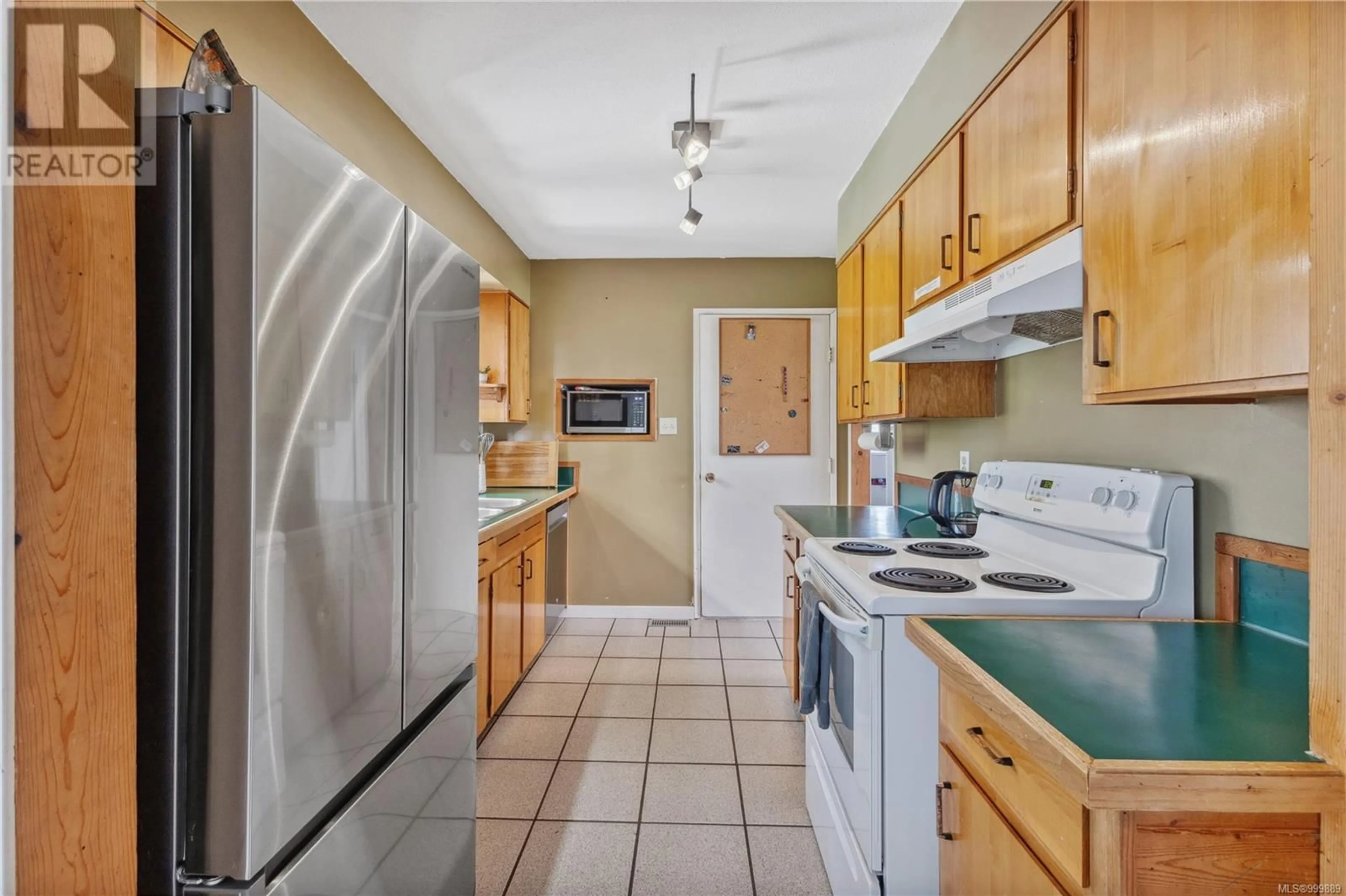 Standard kitchen, ceramic/tile floor for 1346 GALERNO ROAD, Campbell River British Columbia V9W1J9