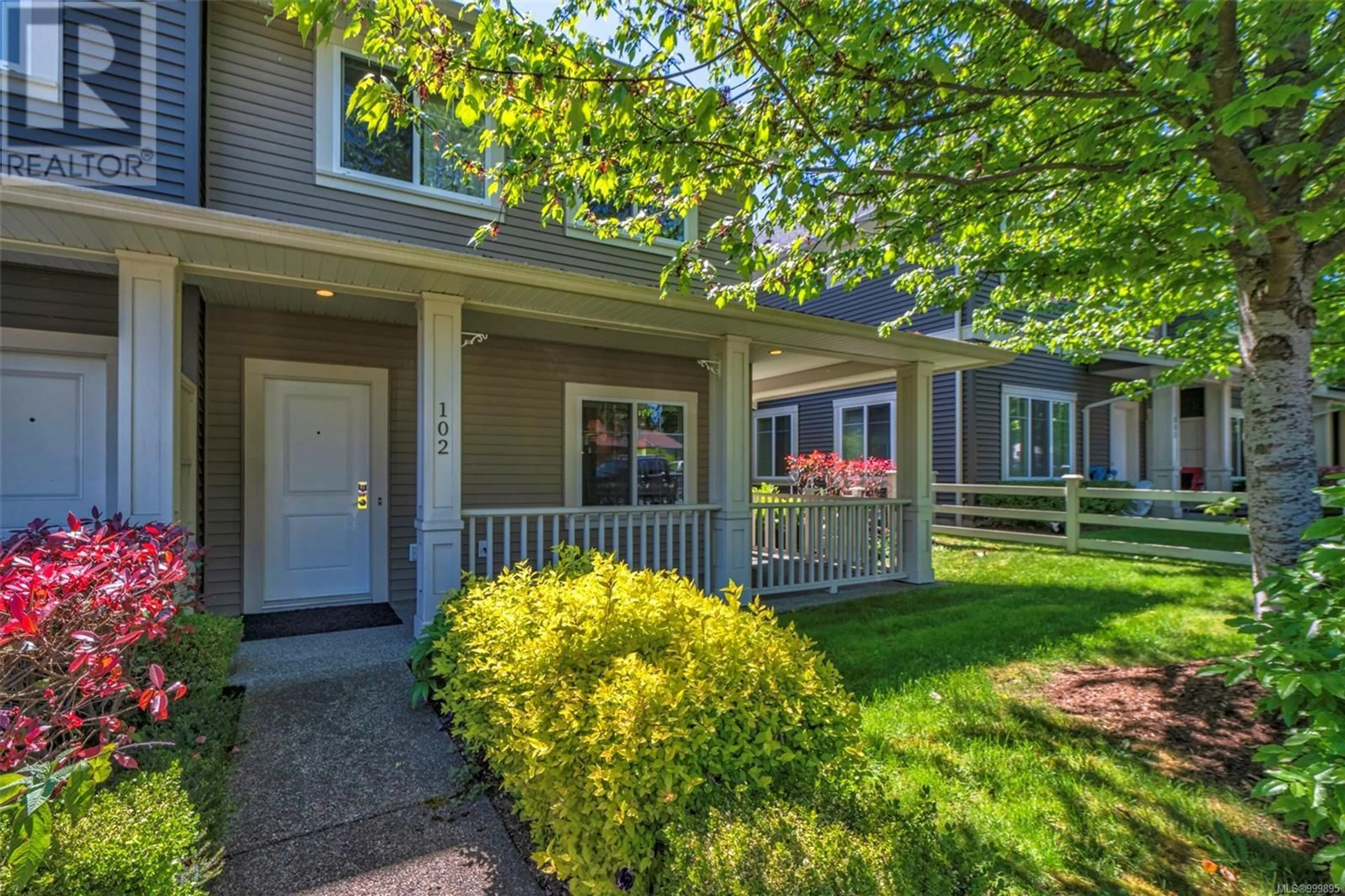 Home with vinyl exterior material, street for 102 - 1675 CRESCENT VIEW DRIVE, Nanaimo British Columbia V9S0A8