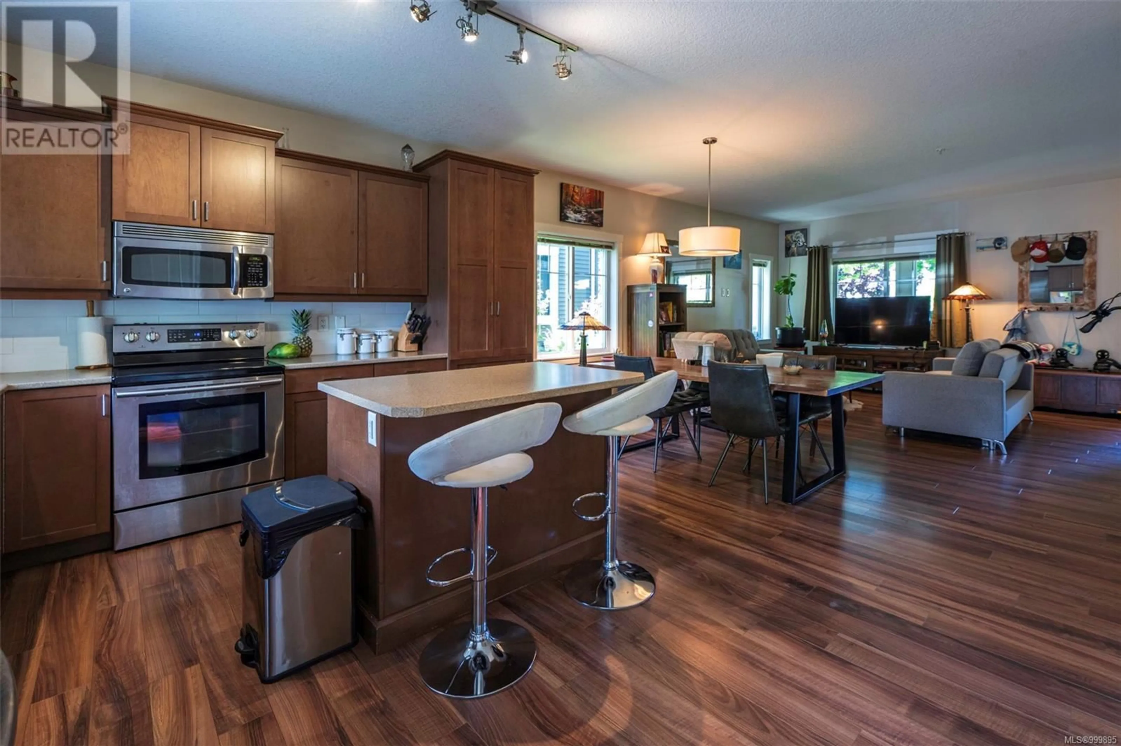 Open concept kitchen, wood/laminate floor for 102 - 1675 CRESCENT VIEW DRIVE, Nanaimo British Columbia V9S0A8