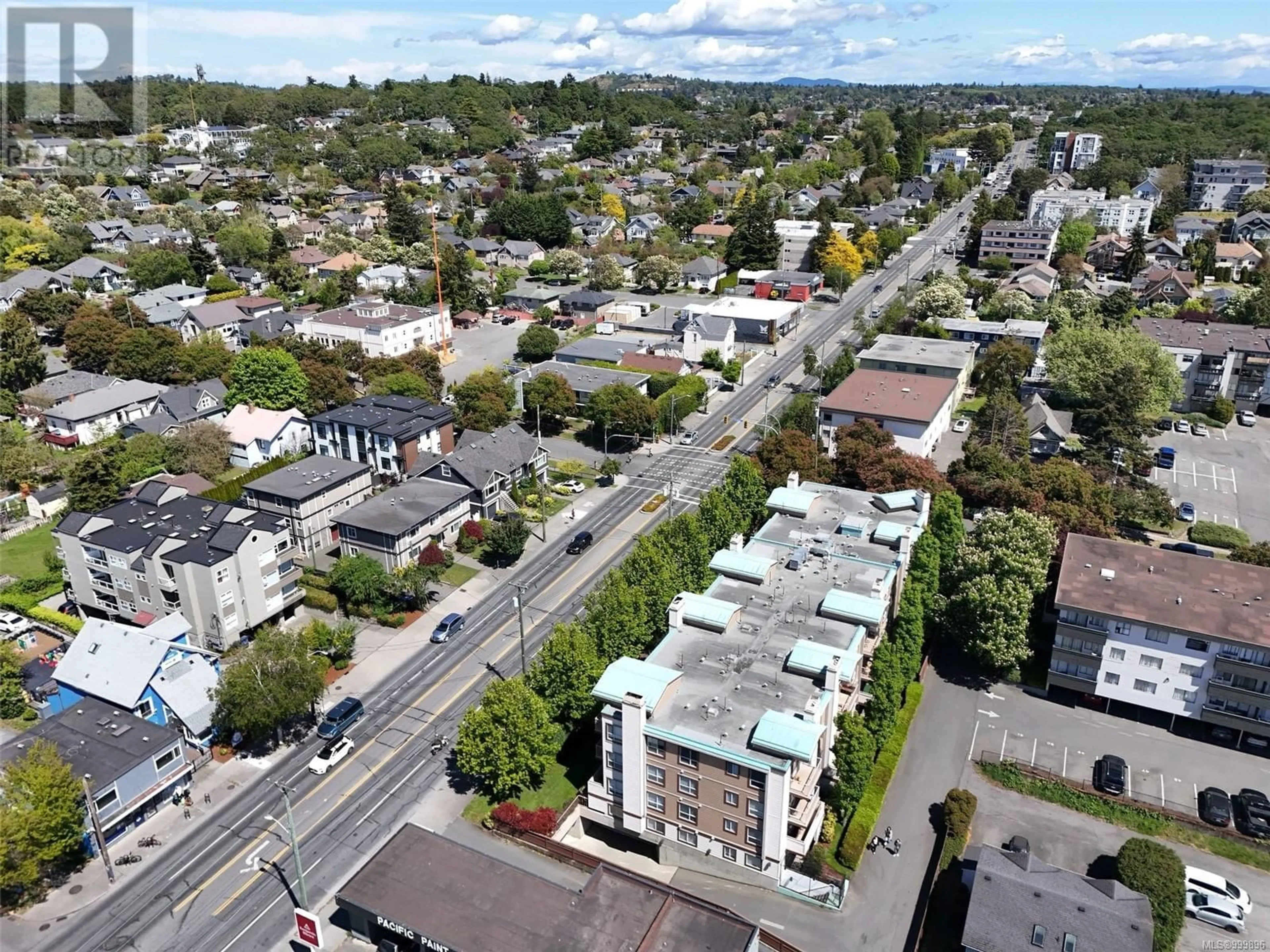 A pic from outside/outdoor area/front of a property/back of a property/a pic from drone, street for 400 - 1055 HILLSIDE AVENUE, Victoria British Columbia V8T2A4