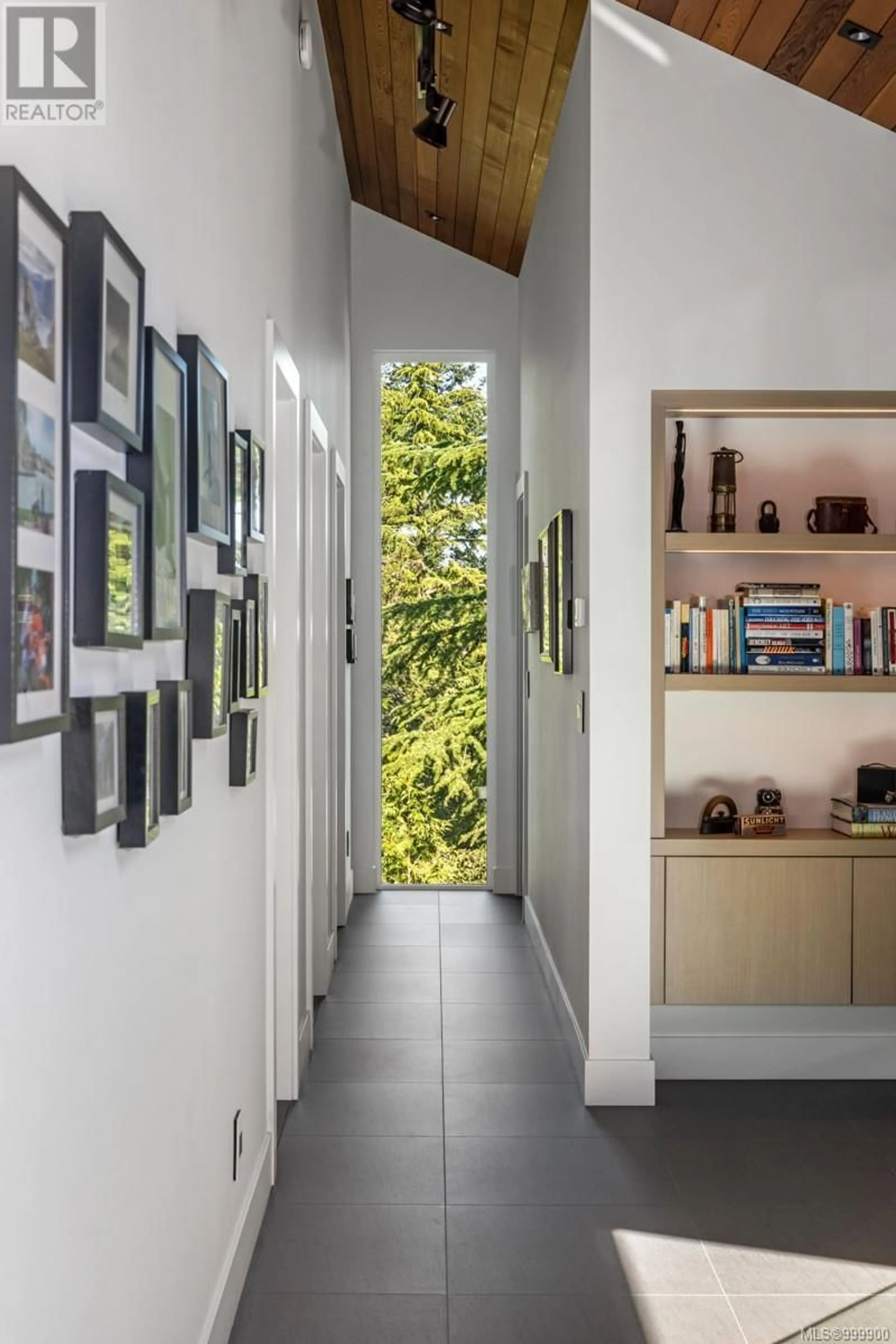 Indoor entryway for 3055 VALDEZ PLACE, Oak Bay British Columbia V8R3N6