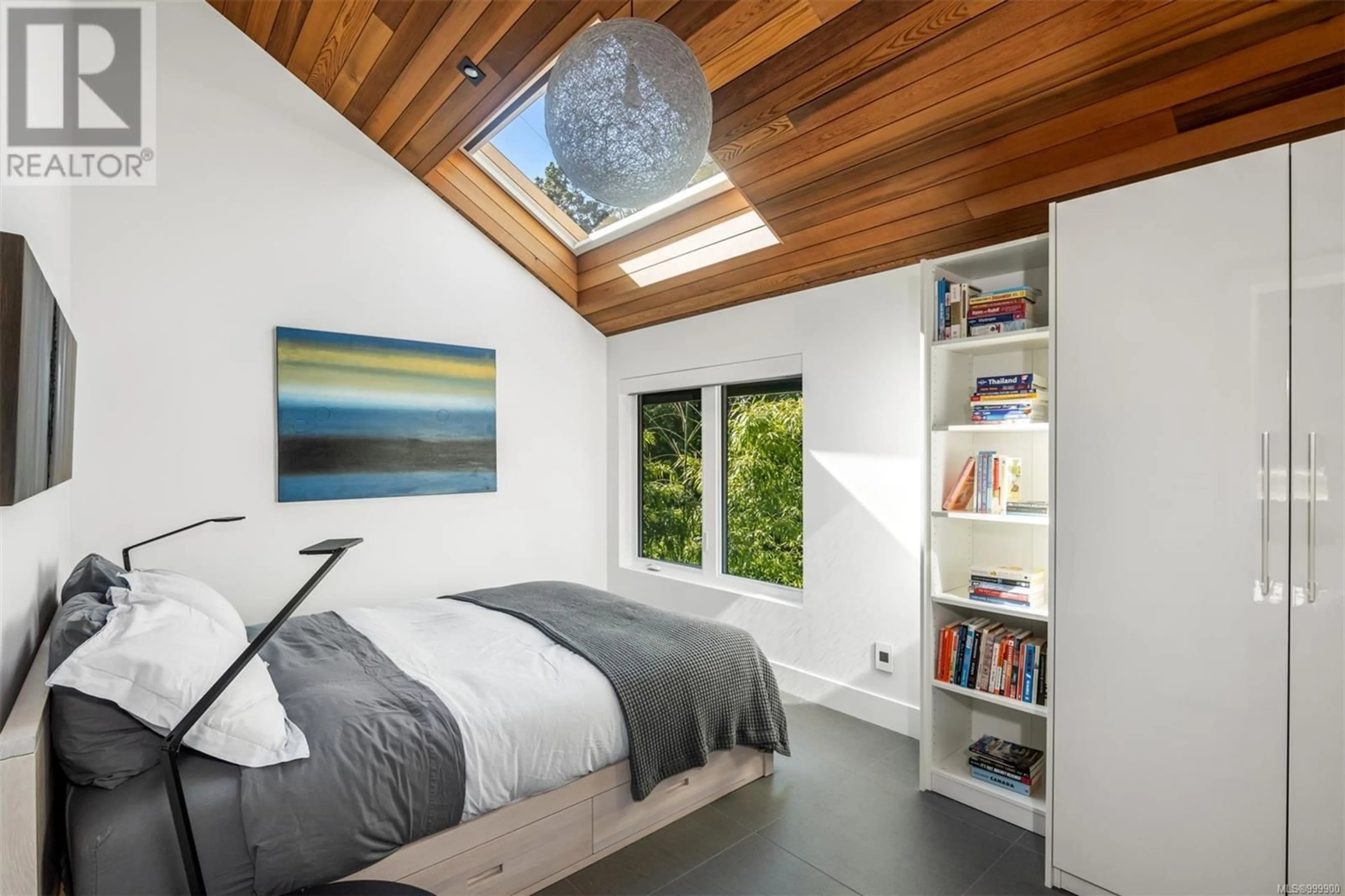 Bedroom with bed, wood/laminate floor for 3055 VALDEZ PLACE, Oak Bay British Columbia V8R3N6