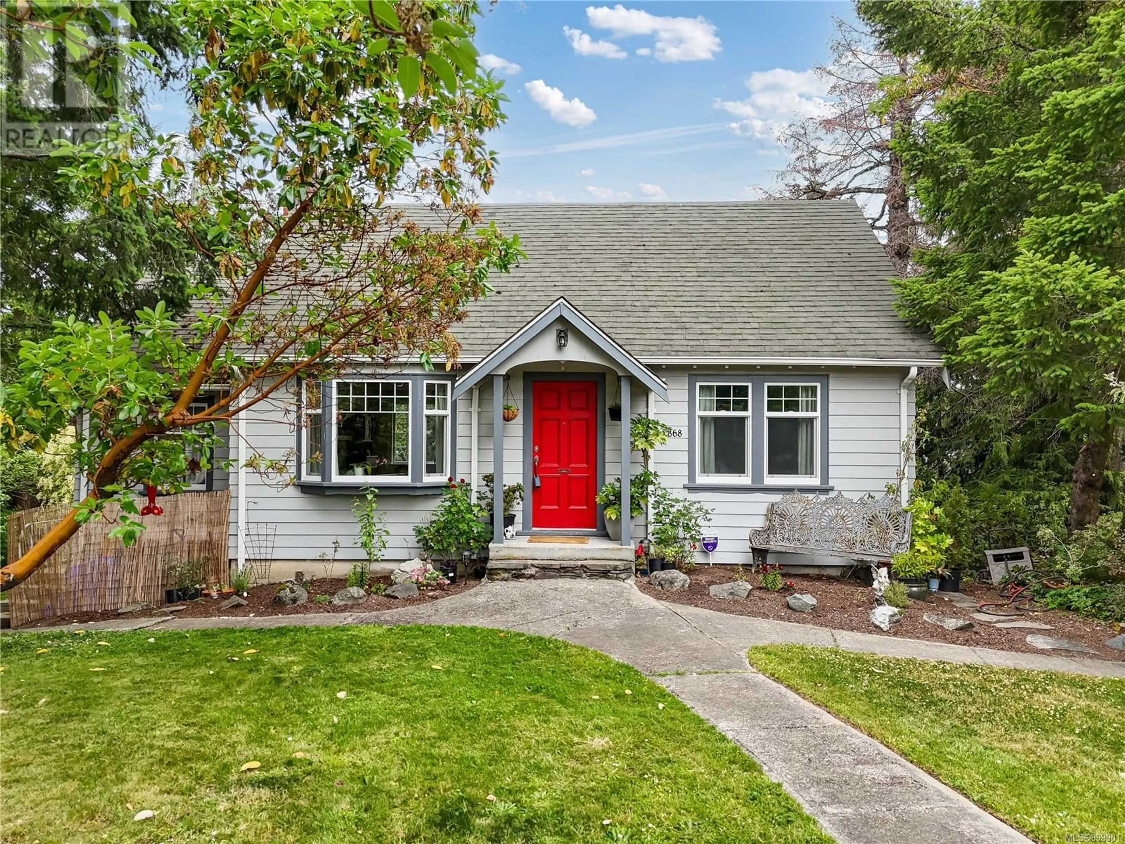 Home with vinyl exterior material, street for 2868 GLENWOOD AVENUE, Saanich British Columbia V9A2A2