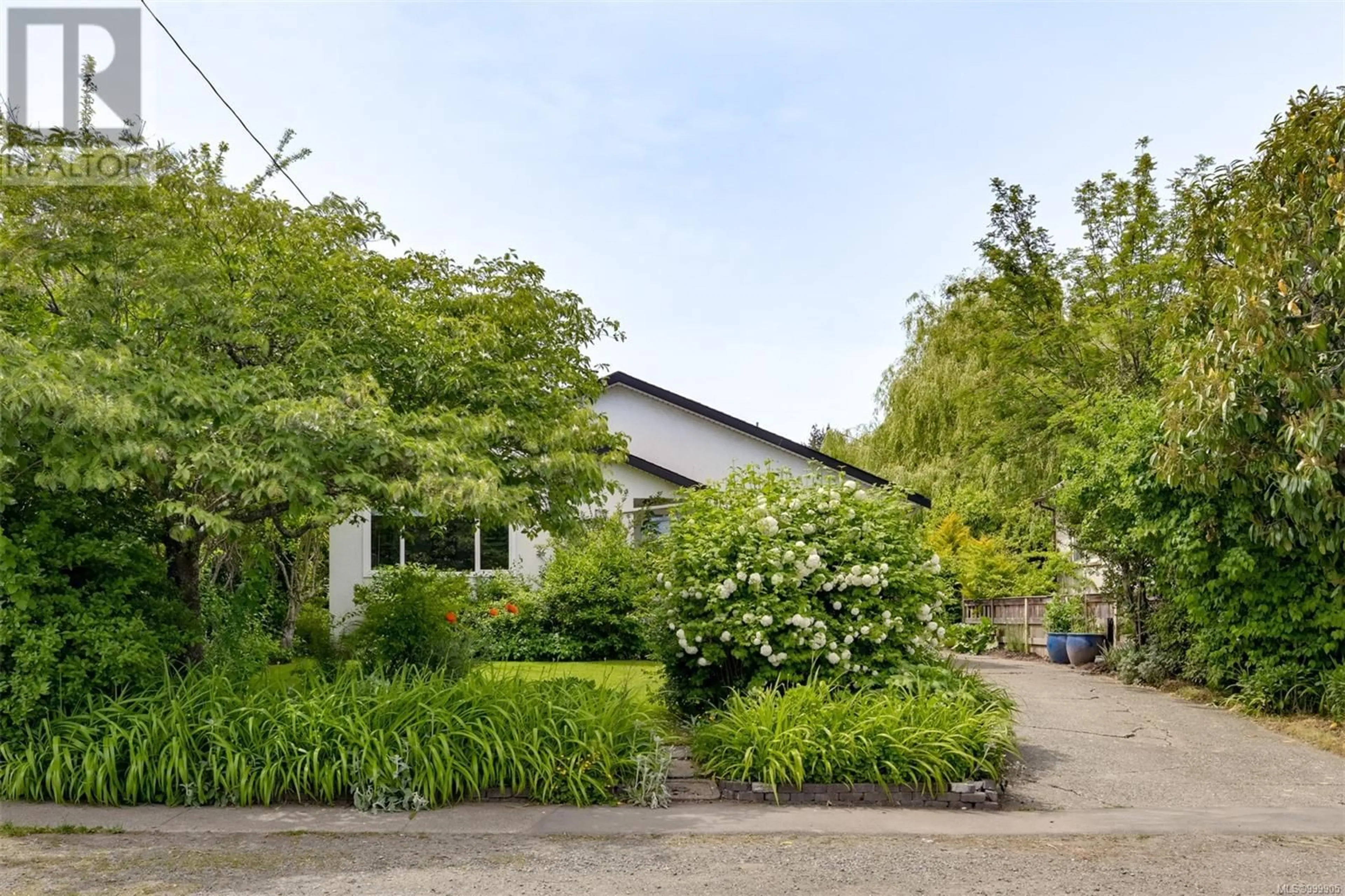 A pic from outside/outdoor area/front of a property/back of a property/a pic from drone, street for 3316 WHITTIER AVENUE, Saanich British Columbia V8Z3P9