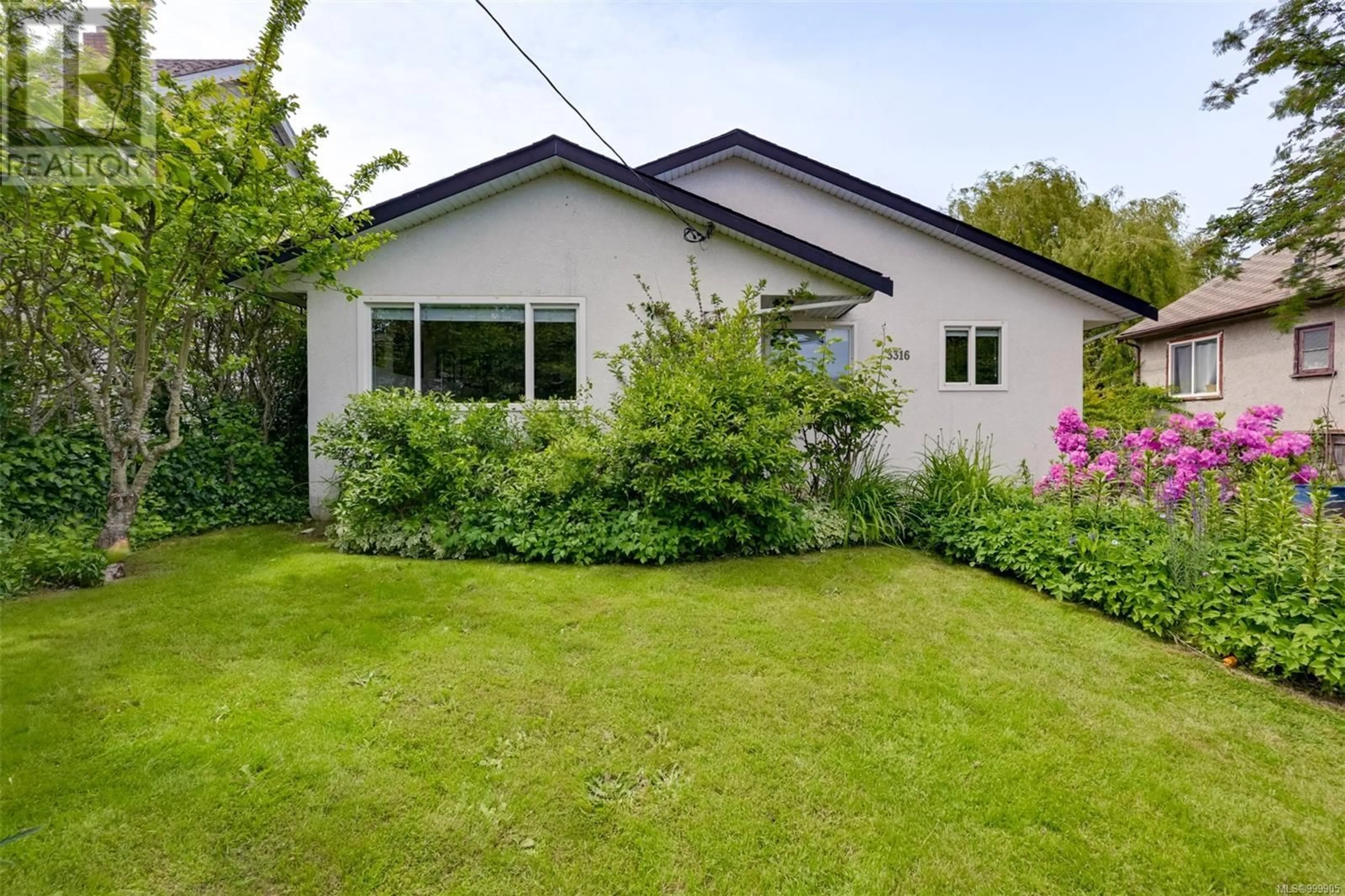 A pic from outside/outdoor area/front of a property/back of a property/a pic from drone, street for 3316 WHITTIER AVENUE, Saanich British Columbia V8Z3P9