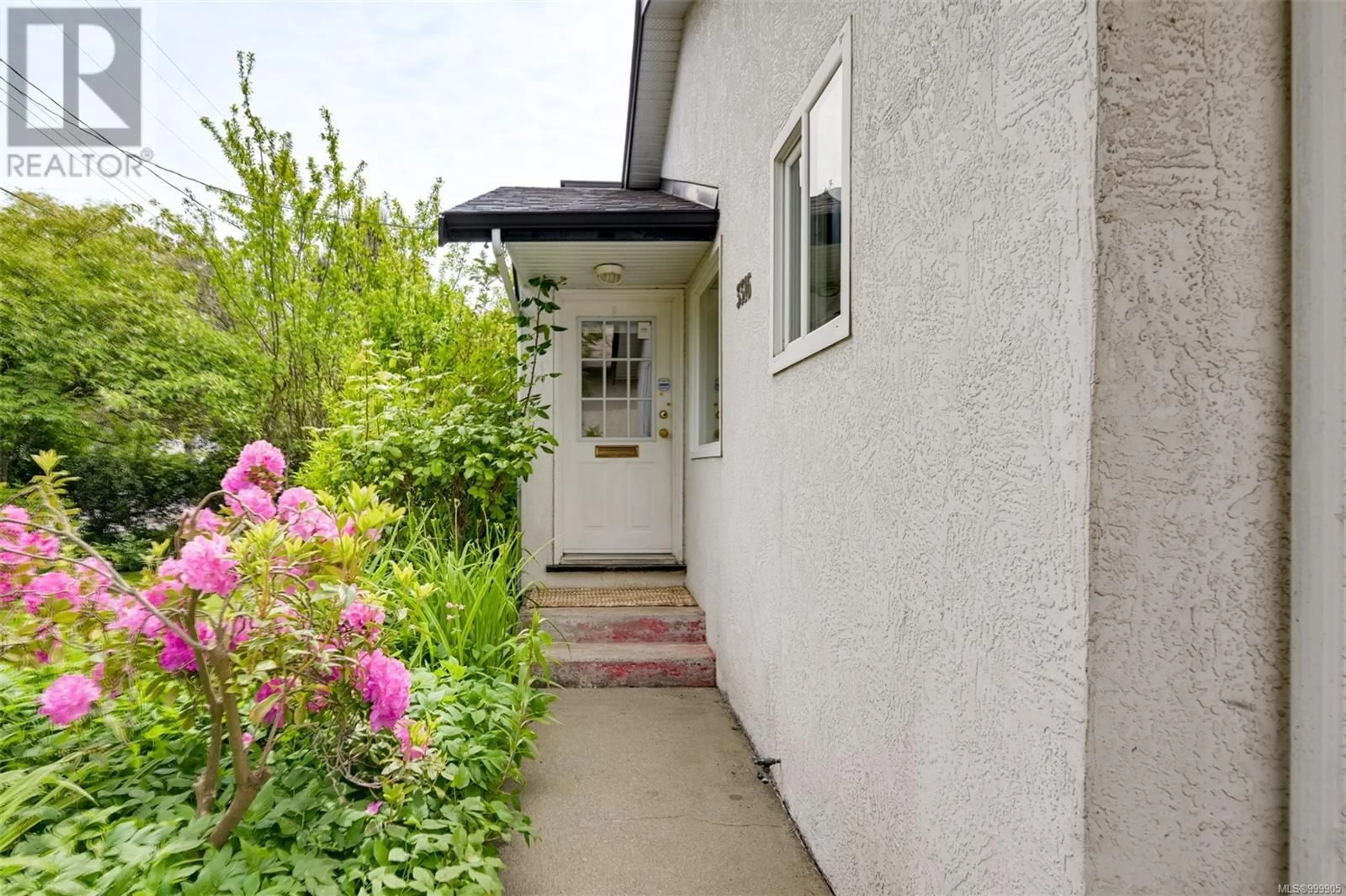 Patio, street for 3316 WHITTIER AVENUE, Saanich British Columbia V8Z3P9