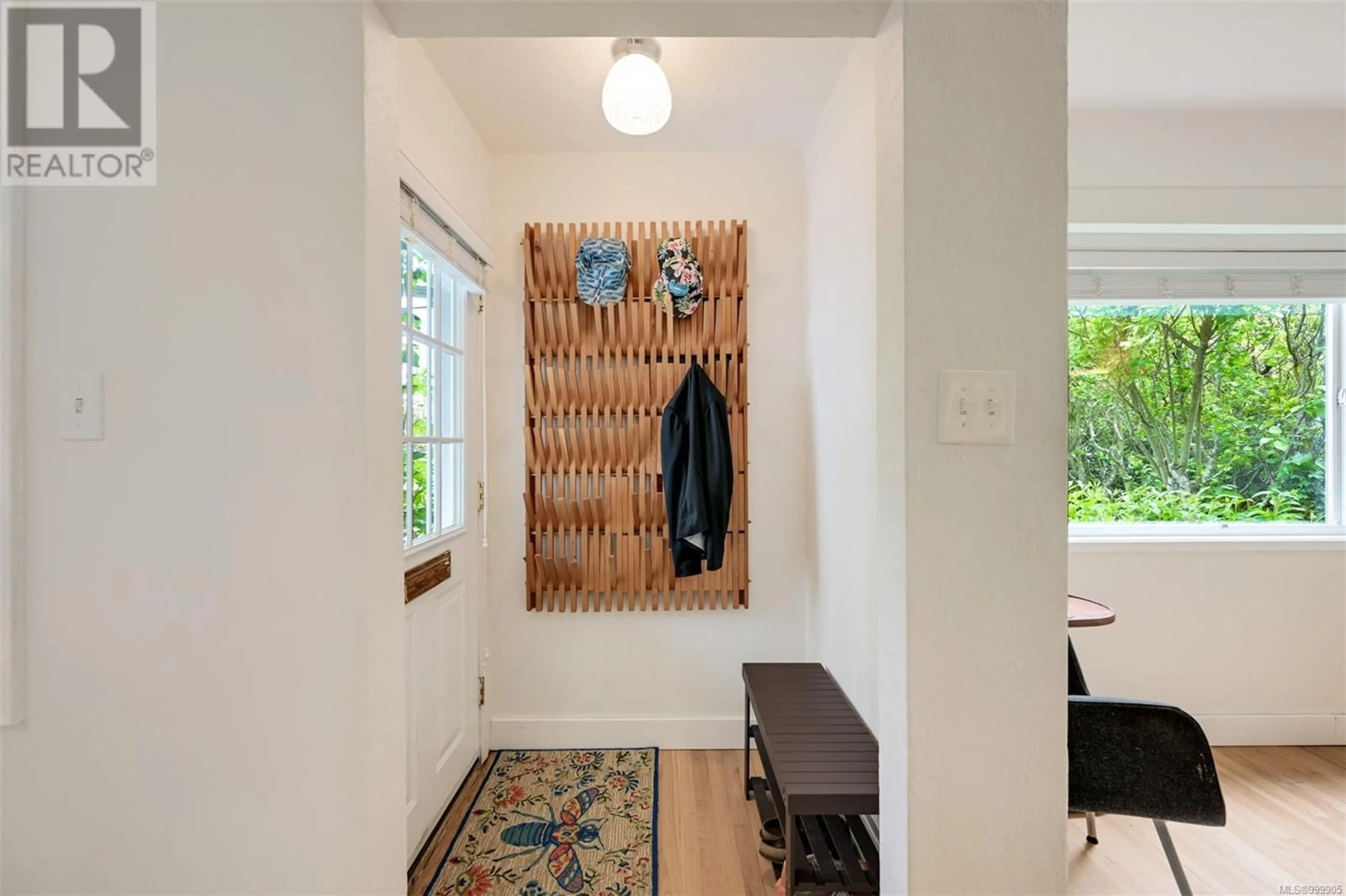 Indoor entryway for 3316 WHITTIER AVENUE, Saanich British Columbia V8Z3P9