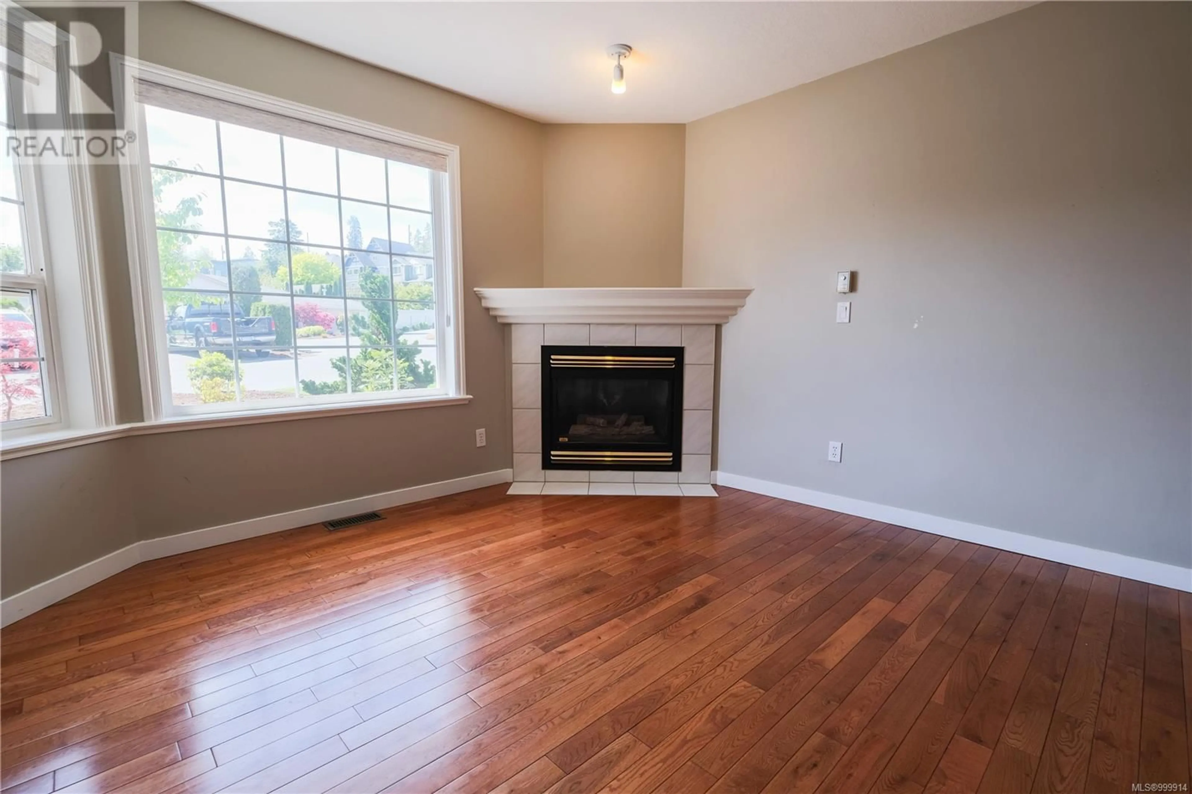 Living room with furniture, wood/laminate floor for 5 - 6111 SAYWARD ROAD, Duncan British Columbia V9L5J4