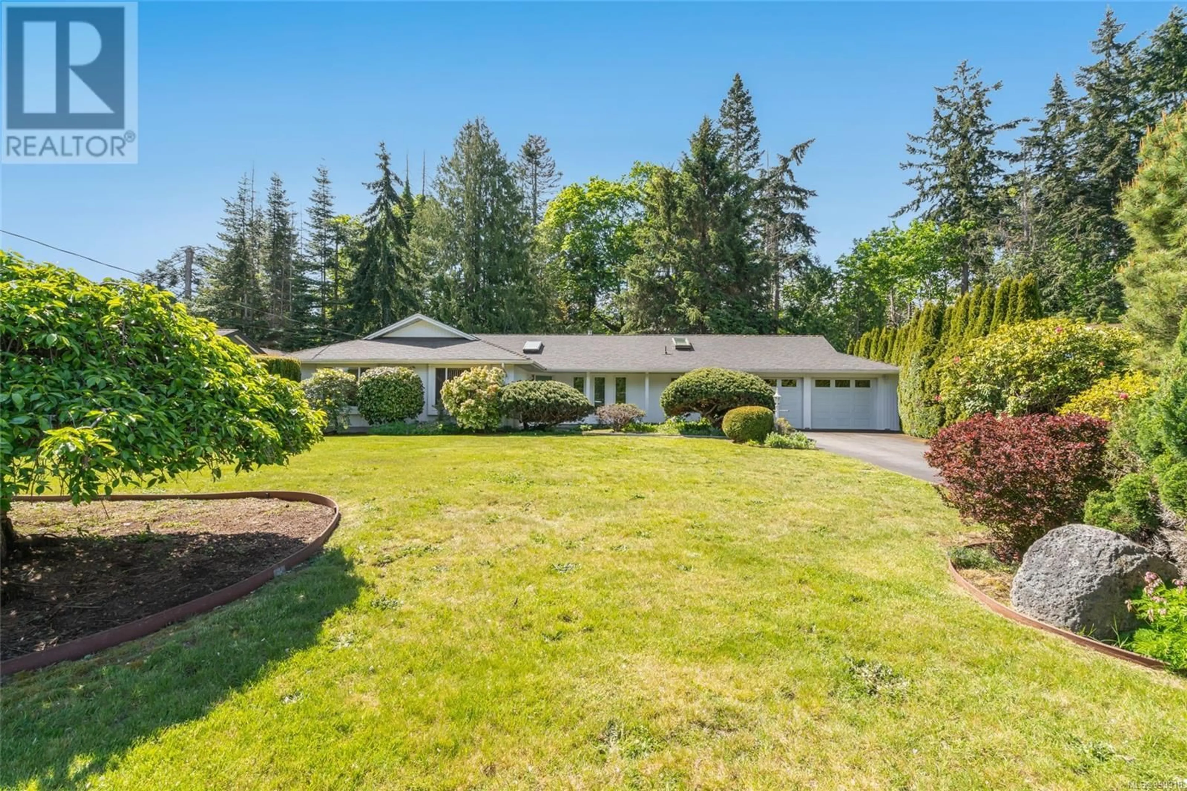 A pic from outside/outdoor area/front of a property/back of a property/a pic from drone, unknown for 1050 MALLARD PLACE, Qualicum Beach British Columbia V9K1S7