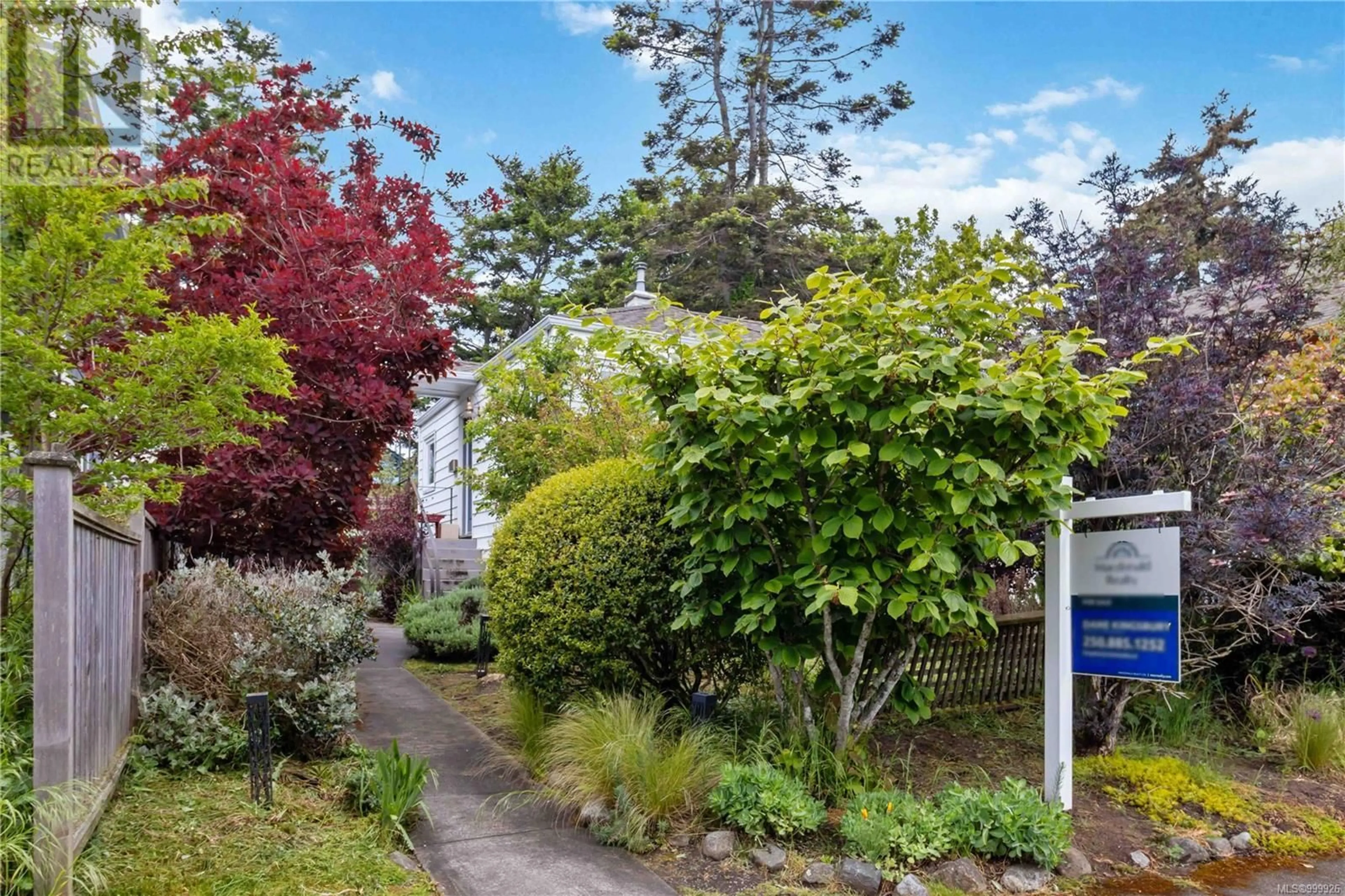 A pic from outside/outdoor area/front of a property/back of a property/a pic from drone, street for 140 OLIVE STREET, Victoria British Columbia V8S3H3
