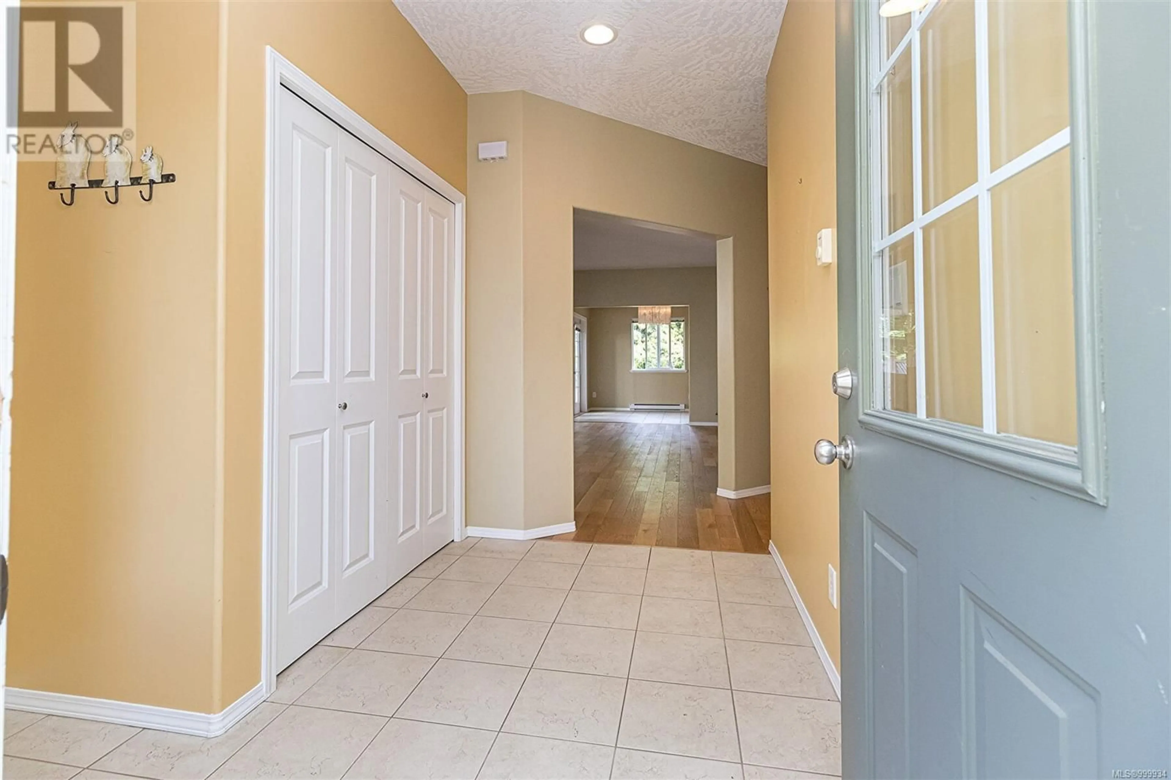 Indoor entryway for 4042 WILLOWBROOK PLACE, Saanich British Columbia V8Z7W9