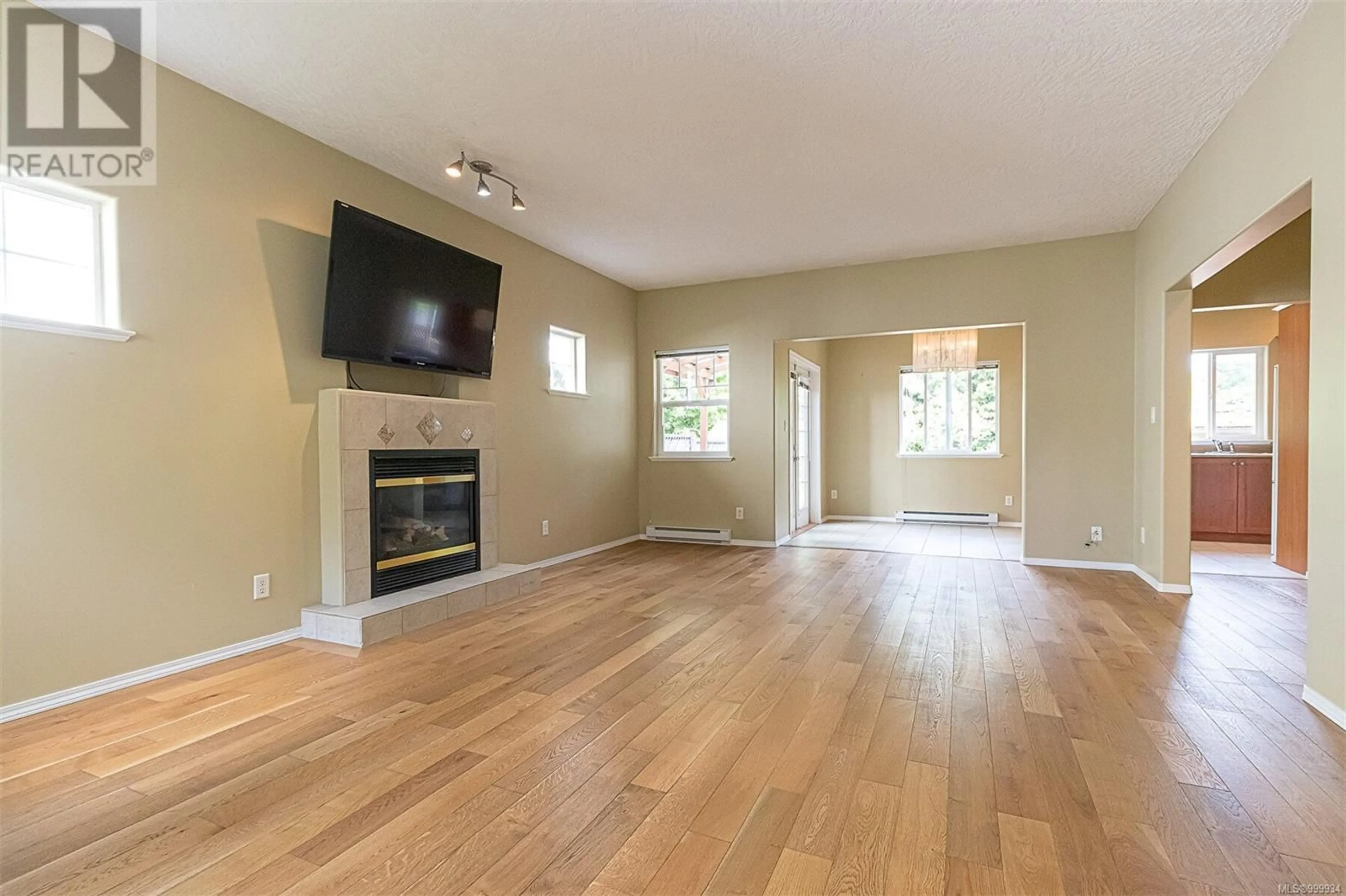 Living room with furniture, wood/laminate floor for 4042 WILLOWBROOK PLACE, Saanich British Columbia V8Z7W9