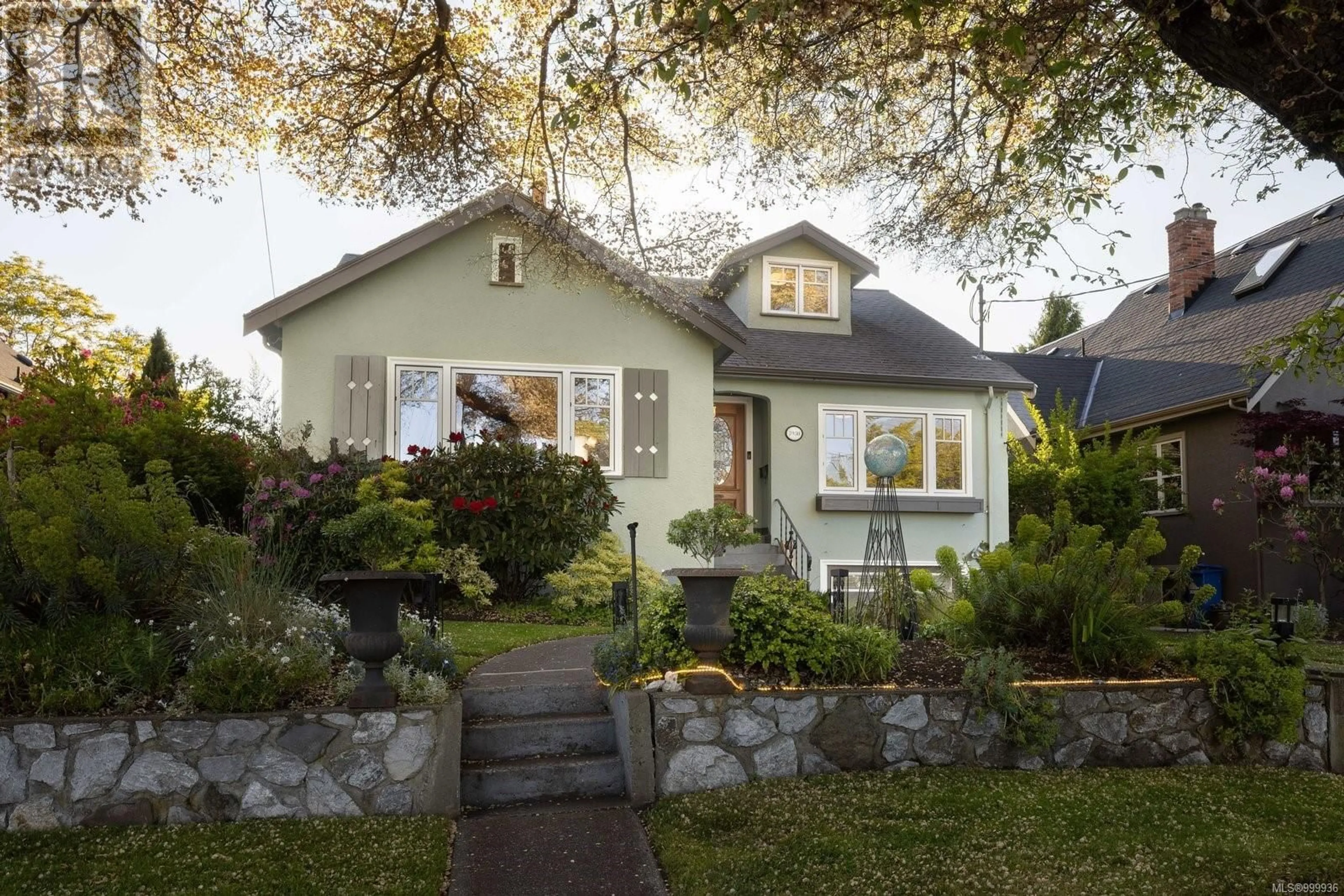 Home with vinyl exterior material, street for 1030 ROSLYN ROAD, Oak Bay British Columbia V8S4R5
