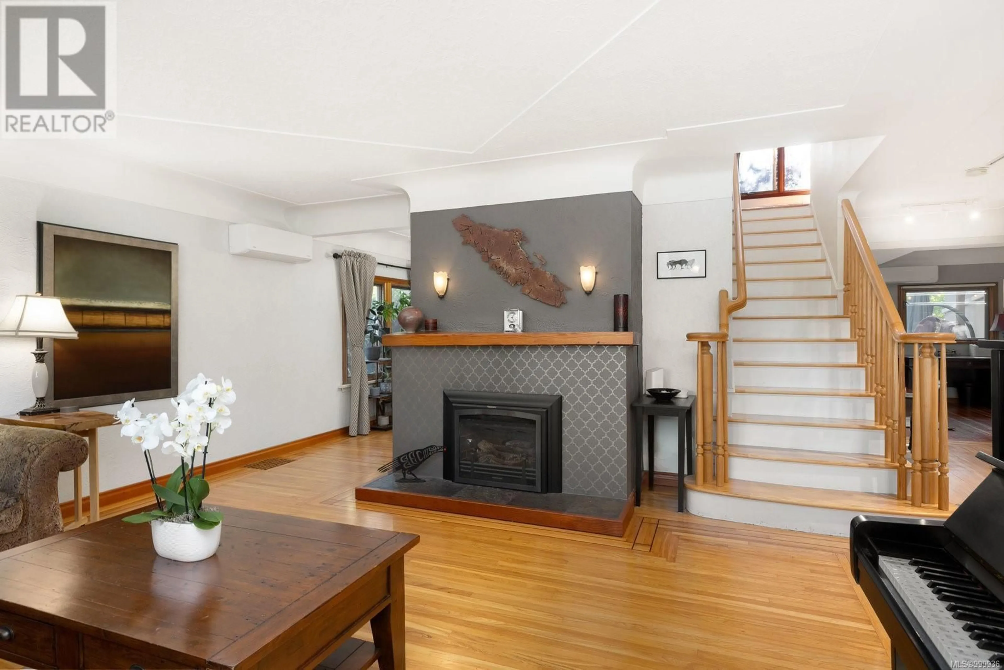 Living room with furniture, wood/laminate floor for 1030 ROSLYN ROAD, Oak Bay British Columbia V8S4R5